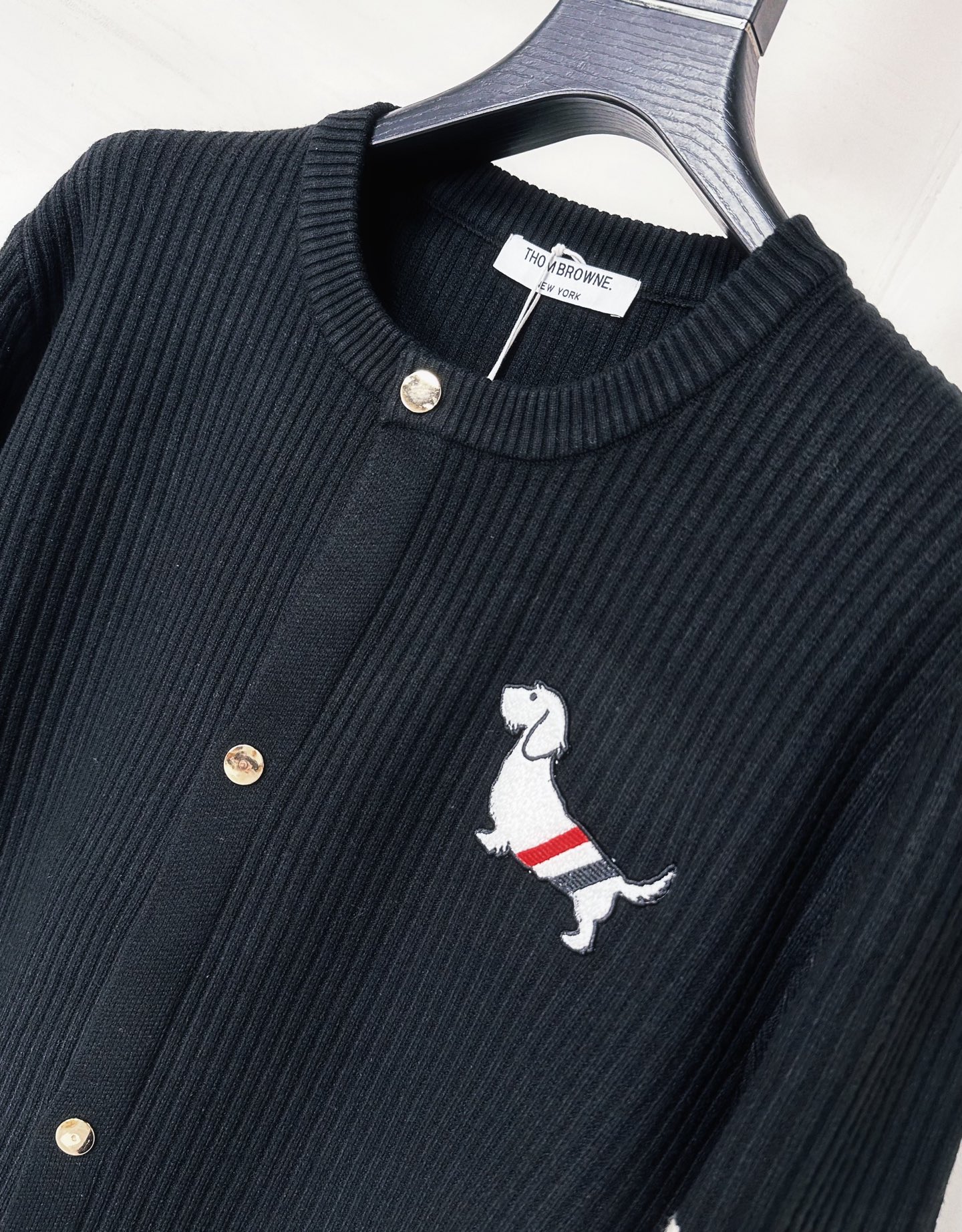 TB 2025SS秋冬新款开衫翻领毛衣，专柜同步发售，采用羊毛混纺针织衫毛衣，经典腊条狗刺绣logo➕四