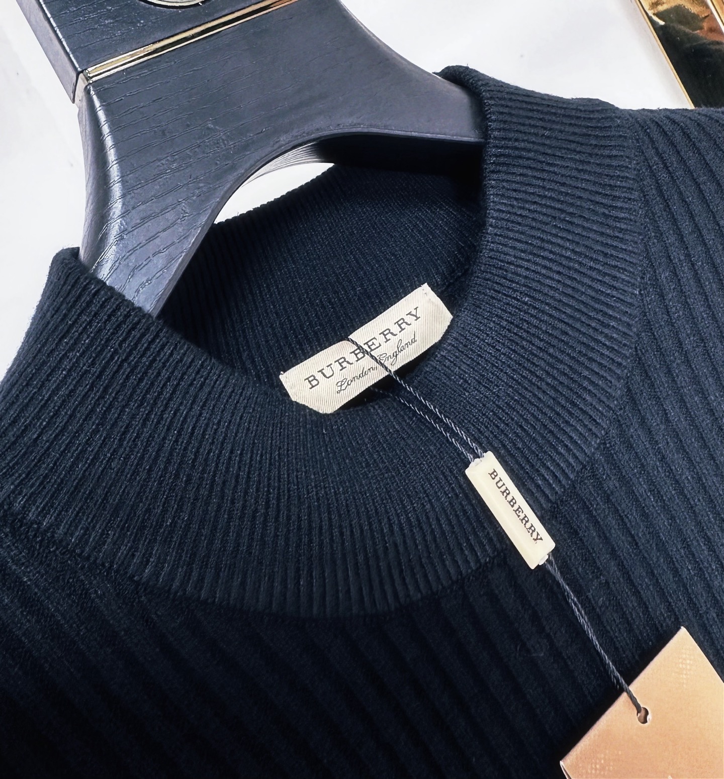 BBR 2025SS秋冬新款毛衣，专柜同步发售，采用羊毛混纺针织衫毛衣，经典格子TB五金logo，客供原