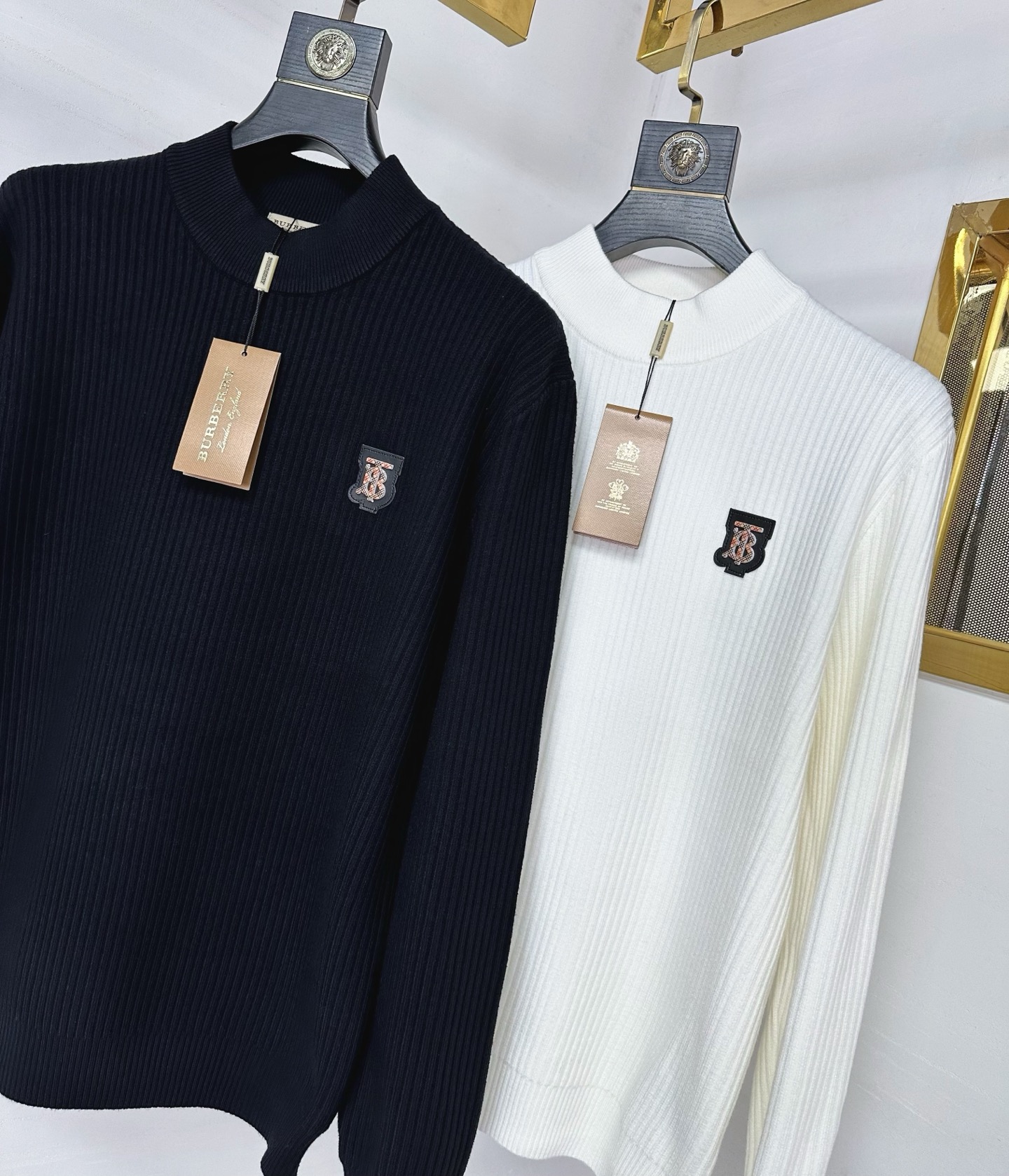 BBR 2025SS秋冬新款毛衣，专柜同步发售，采用羊毛混纺针织衫毛衣，经典格子TB五金logo，客供原