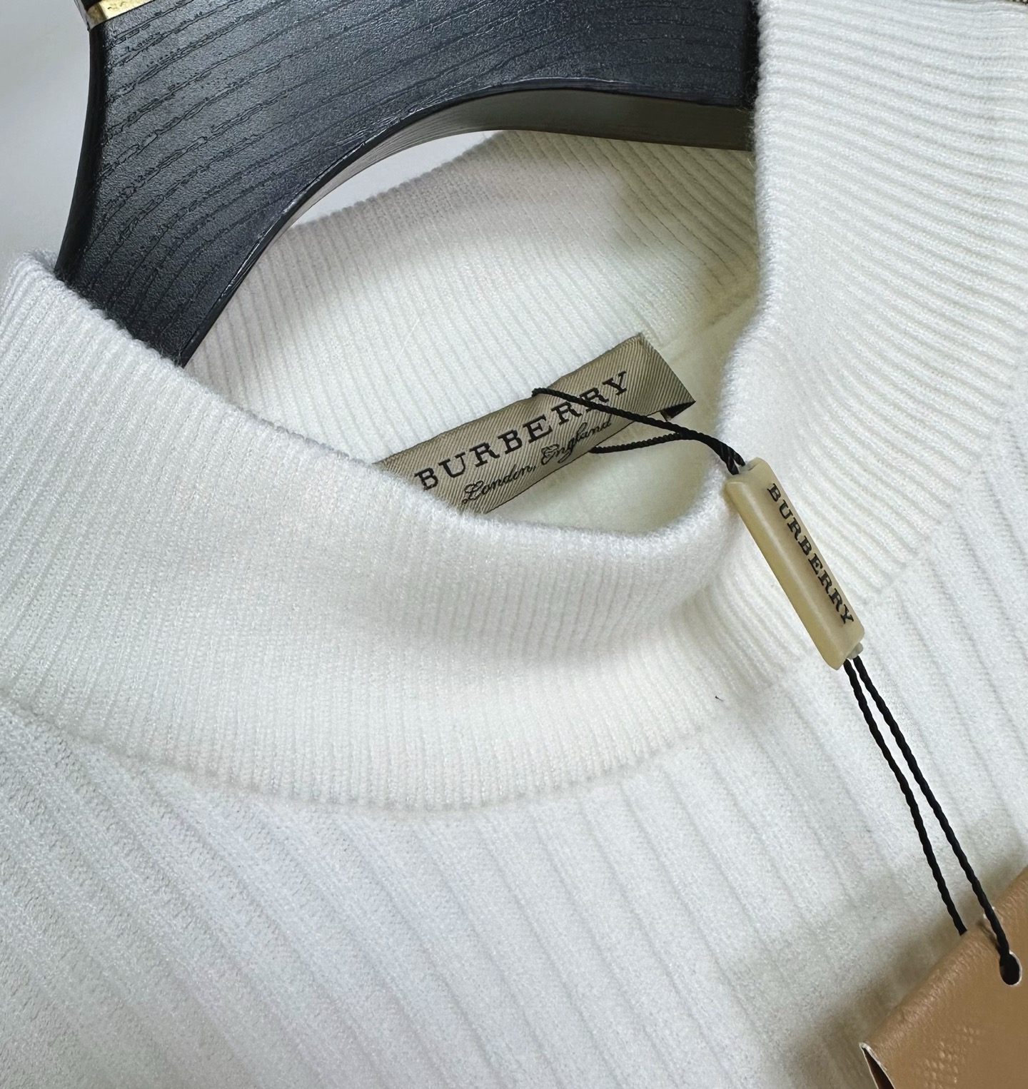 BBR 2025SS秋冬新款毛衣，专柜同步发售，采用羊毛混纺针织衫毛衣，经典格子TB五金logo，客供原