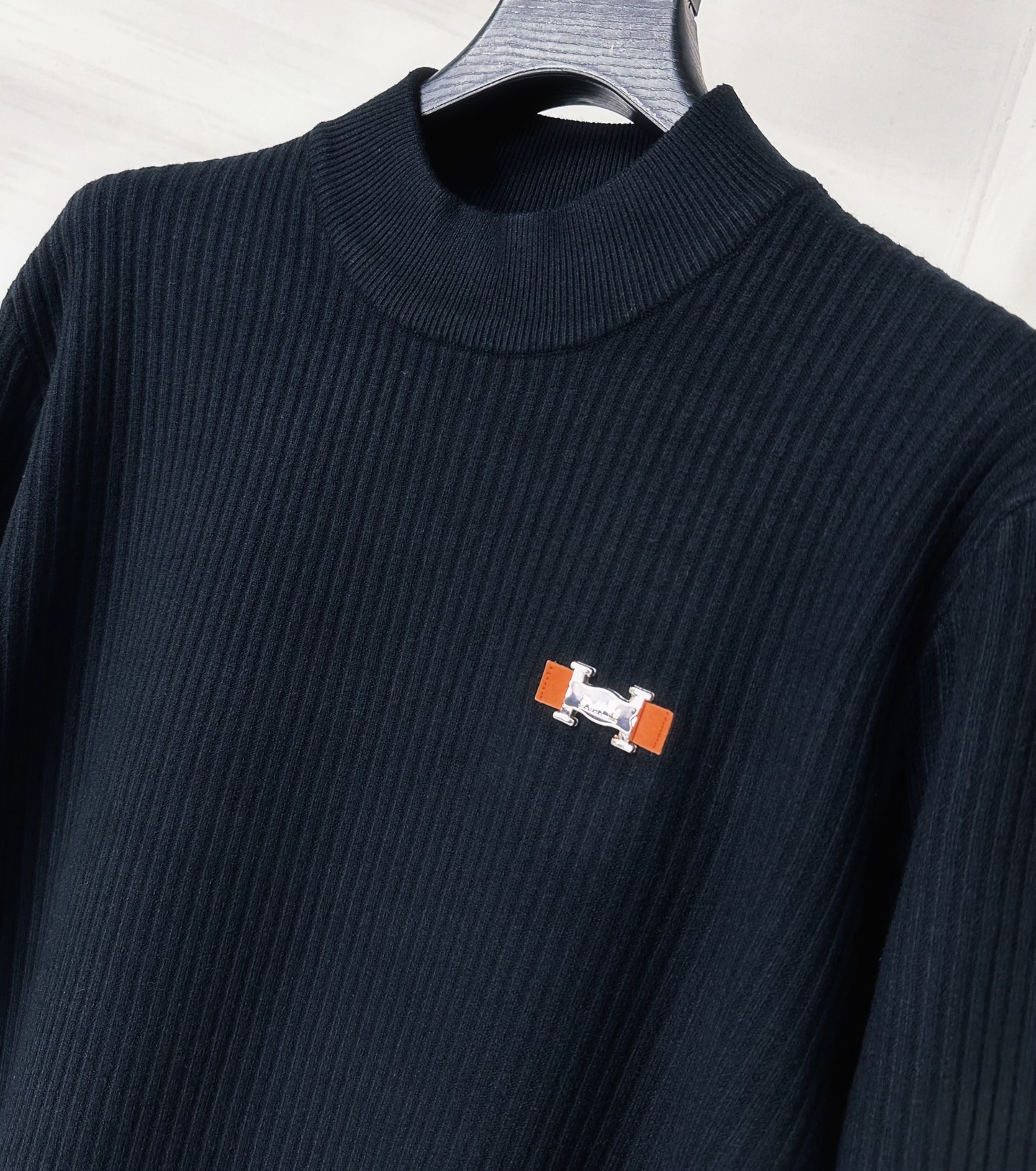 H 2025SS秋冬新款毛衣，专柜同步发售，采用羊毛混纺针织衫毛衣，经典橙色H马车logo，五金logo