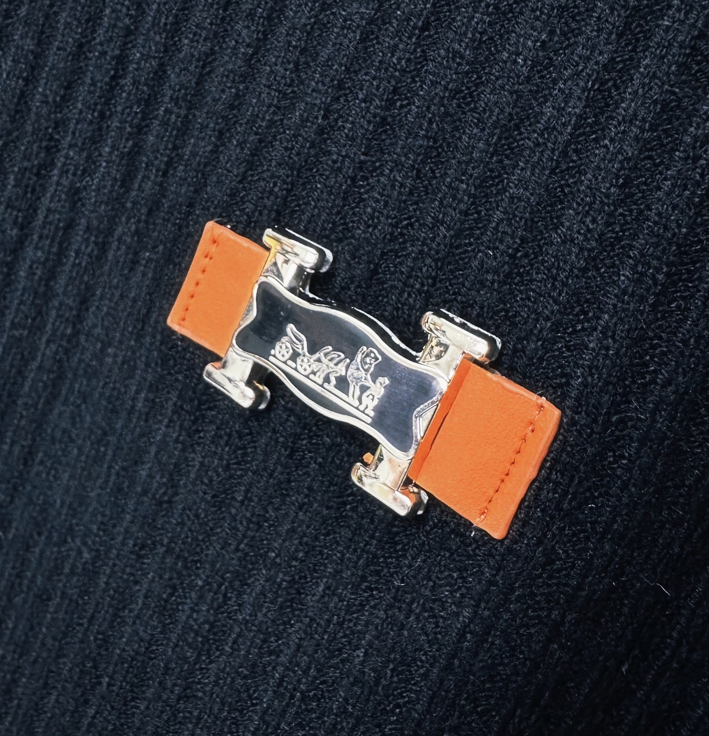 H 2025SS秋冬新款毛衣，专柜同步发售，采用羊毛混纺针织衫毛衣，经典橙色H马车logo，五金logo