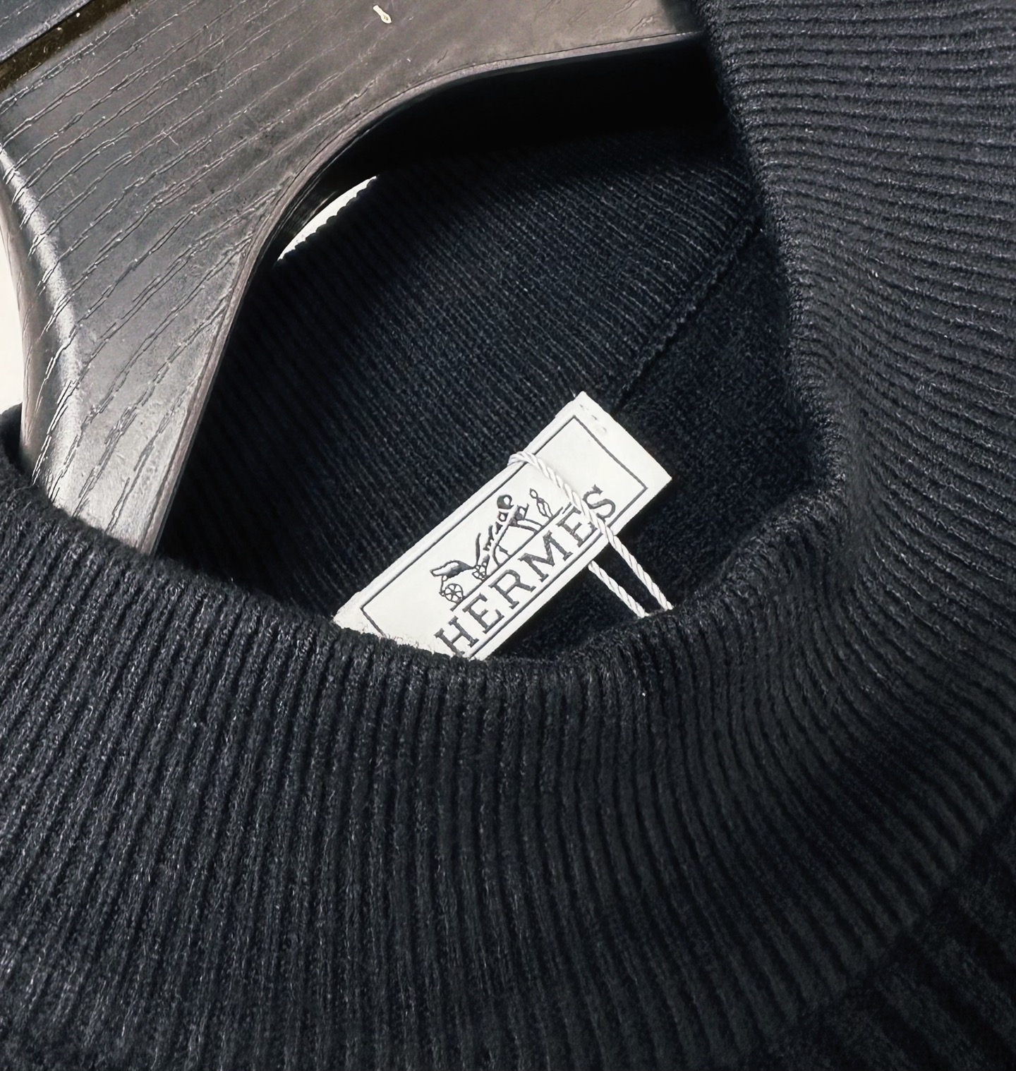 H 2025SS秋冬新款毛衣，专柜同步发售，采用羊毛混纺针织衫毛衣，经典橙色H马车logo，五金logo