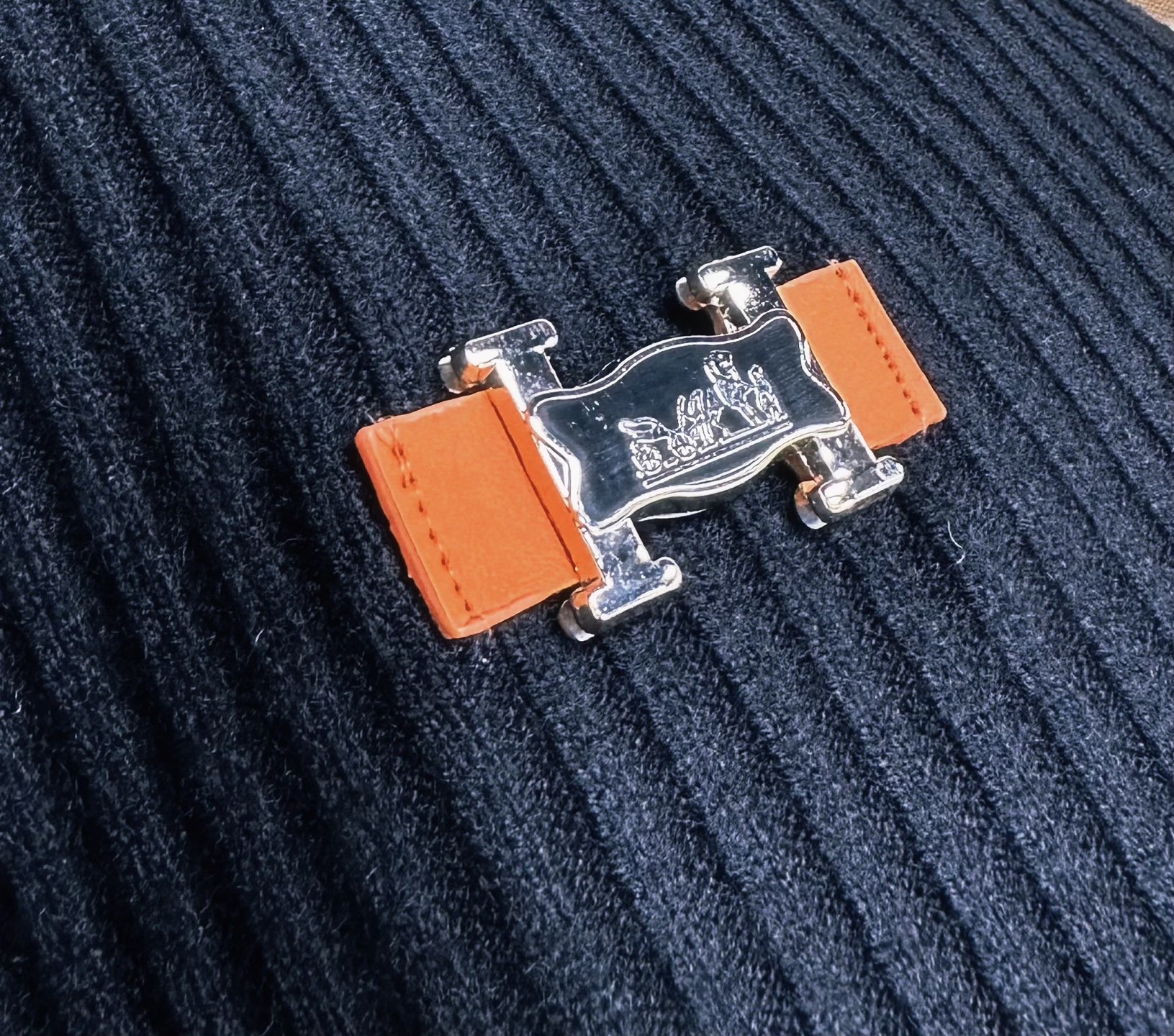 H 2025SS秋冬新款毛衣，专柜同步发售，采用羊毛混纺针织衫毛衣，经典橙色H马车logo，五金logo