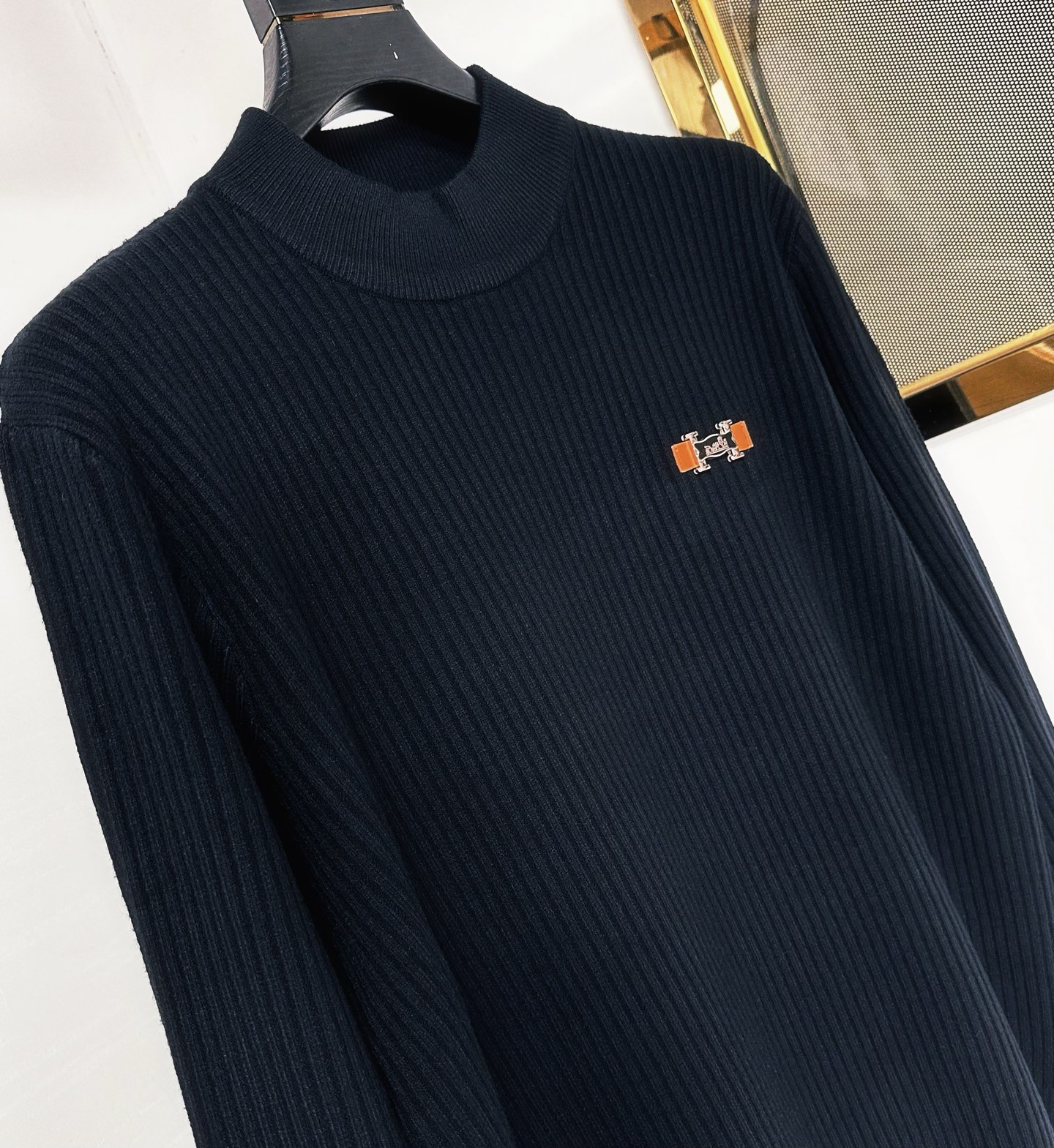 H 2025SS秋冬新款毛衣，专柜同步发售，采用羊毛混纺针织衫毛衣，经典橙色H马车logo，五金logo