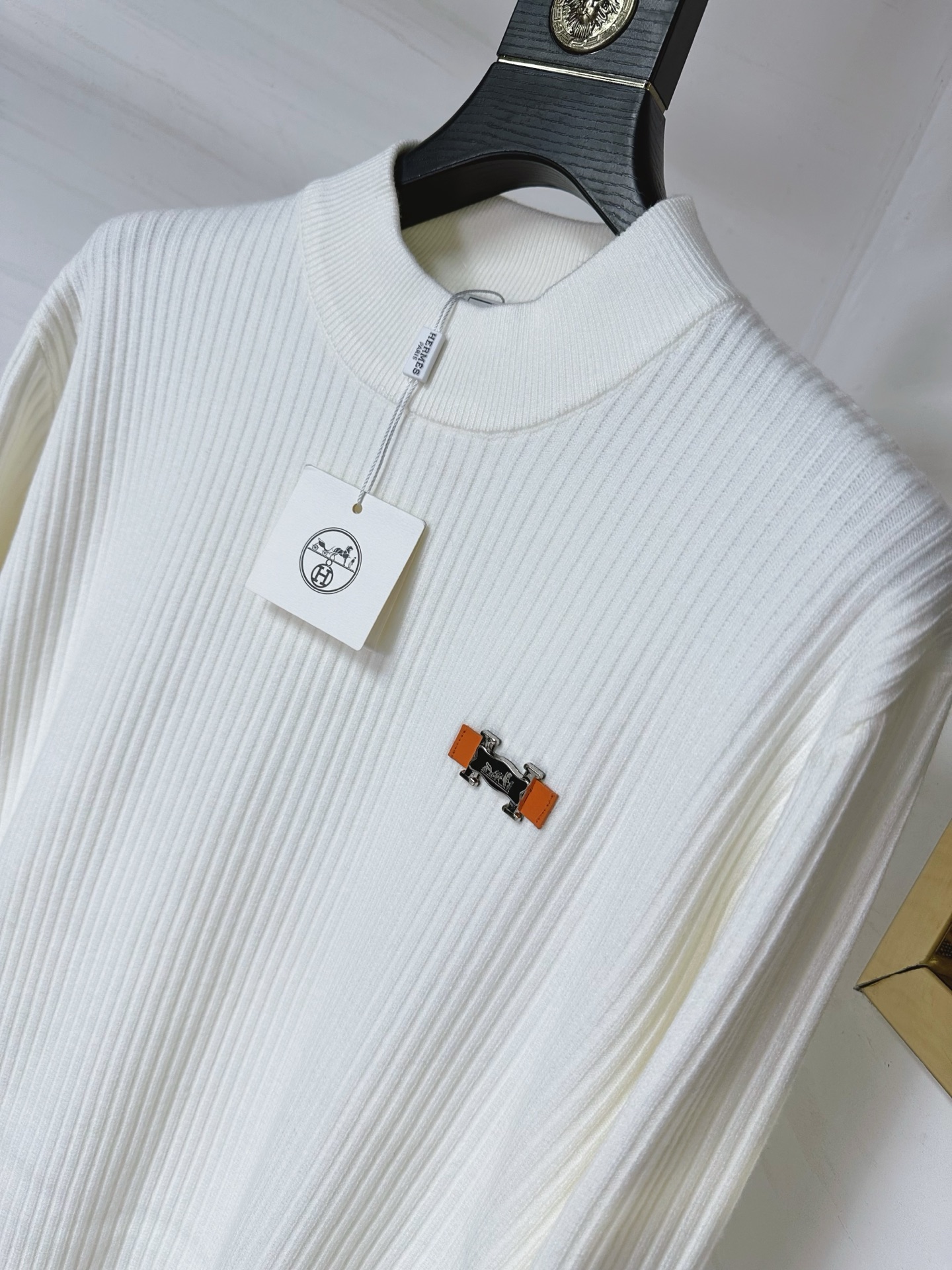 H 2025SS秋冬新款毛衣，专柜同步发售，采用羊毛混纺针织衫毛衣，经典橙色H马车logo，五金logo