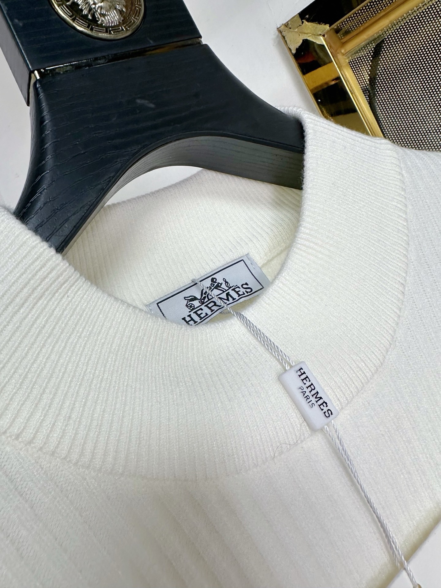 H 2025SS秋冬新款毛衣，专柜同步发售，采用羊毛混纺针织衫毛衣，经典橙色H马车logo，五金logo