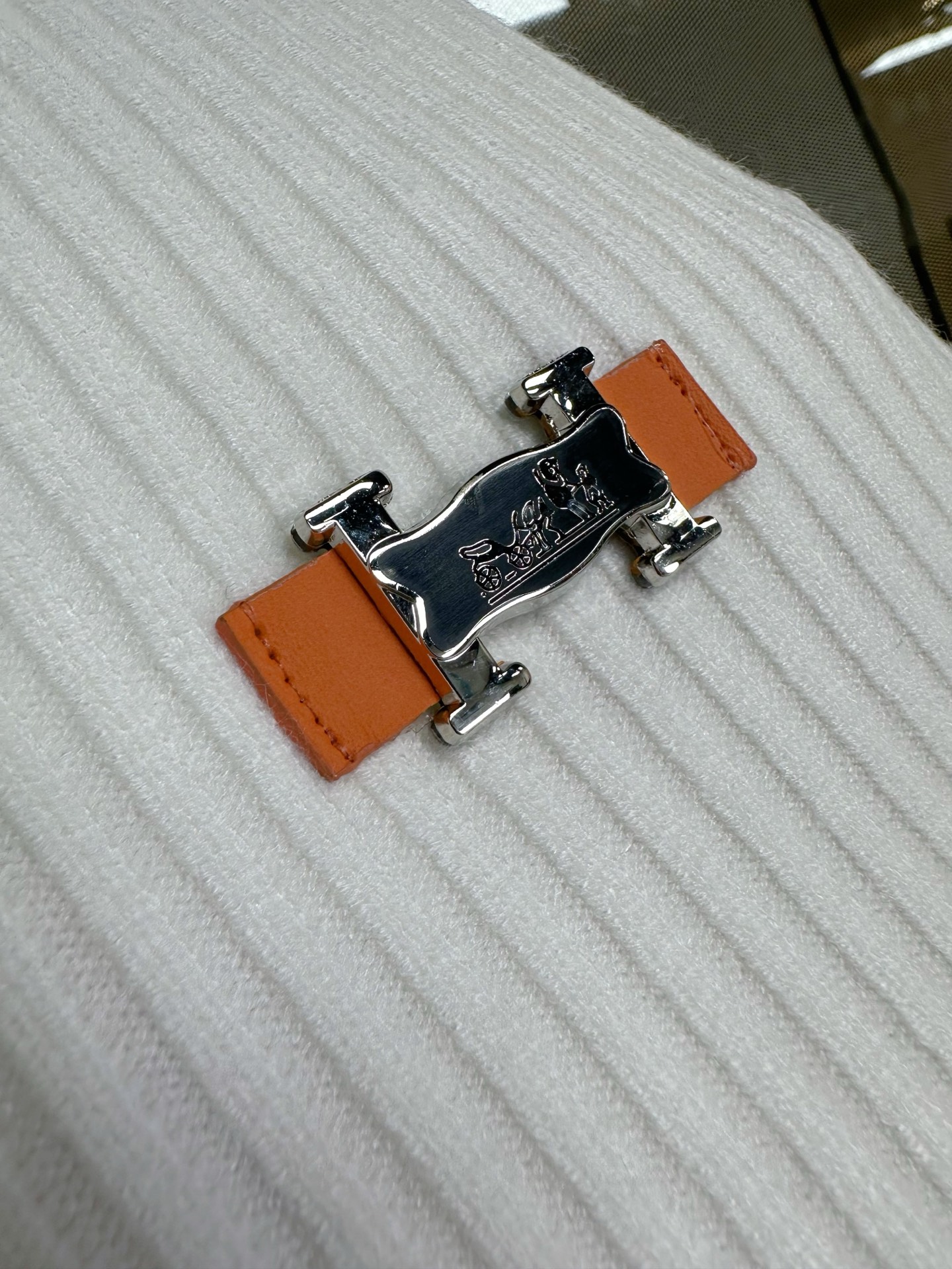 H 2025SS秋冬新款毛衣，专柜同步发售，采用羊毛混纺针织衫毛衣，经典橙色H马车logo，五金logo