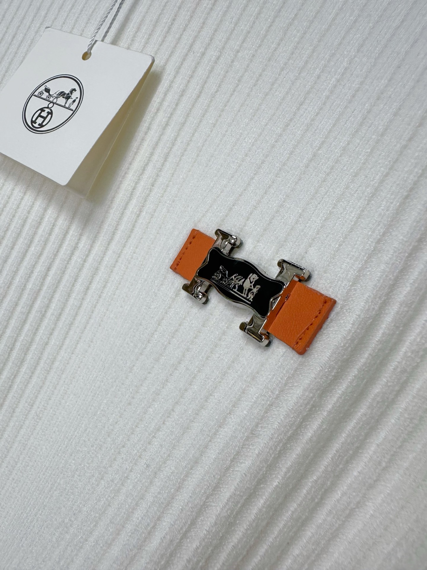 H 2025SS秋冬新款毛衣，专柜同步发售，采用羊毛混纺针织衫毛衣，经典橙色H马车logo，五金logo