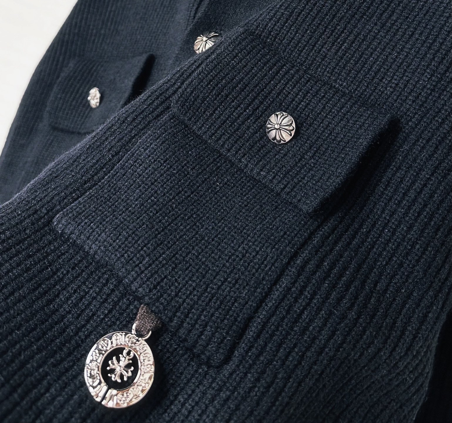 CH 2025Ss秋冬新款男女同款高克重针织开衫，配色标识条纹工艺设计！钩织标识条纹修饰，设计经典配色钩