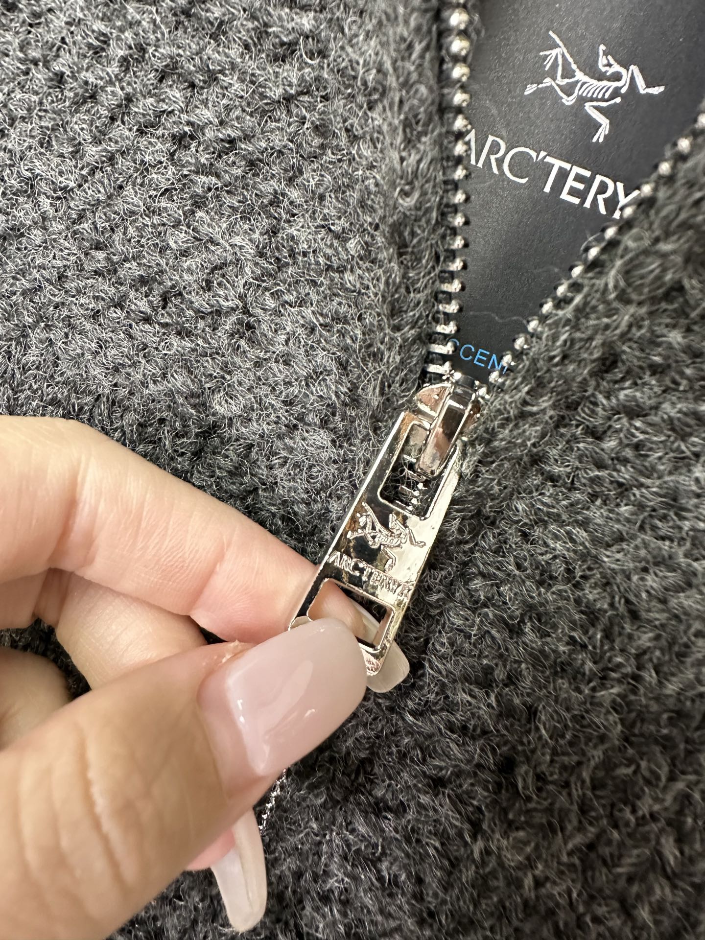 ARC 2025Ss秋冬新款男女同款高克重针织开衫，配色标识条纹工艺设计！钩织标识条纹修饰，设计经典配色