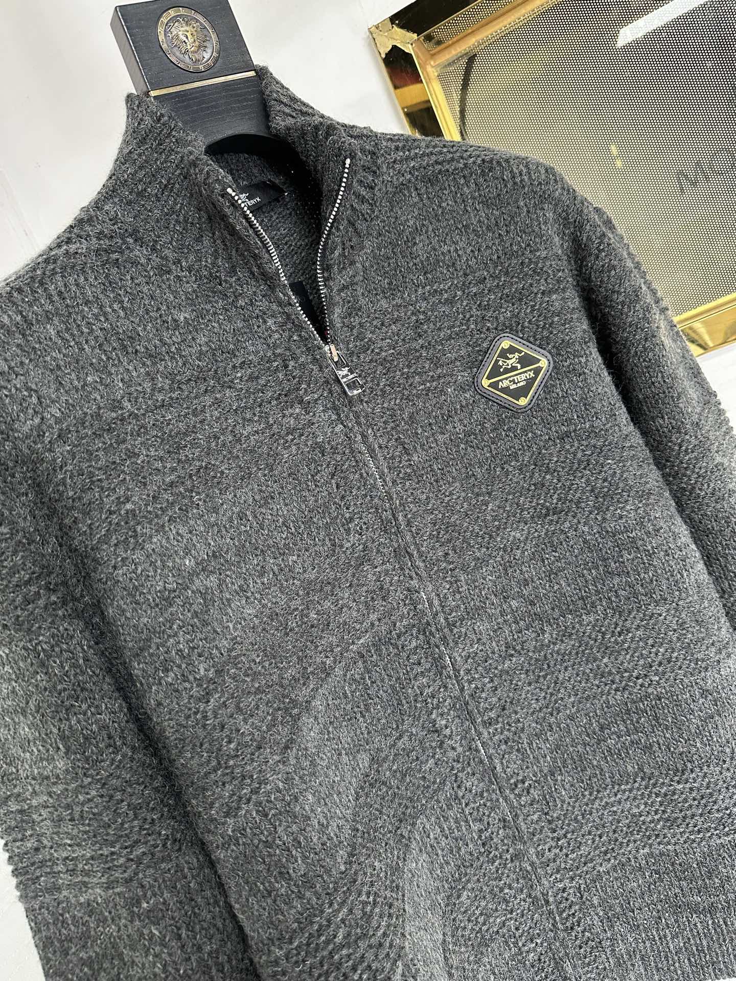 ARC 2025Ss秋冬新款男女同款高克重针织开衫，配色标识条纹工艺设计！钩织标识条纹修饰，设计经典配色