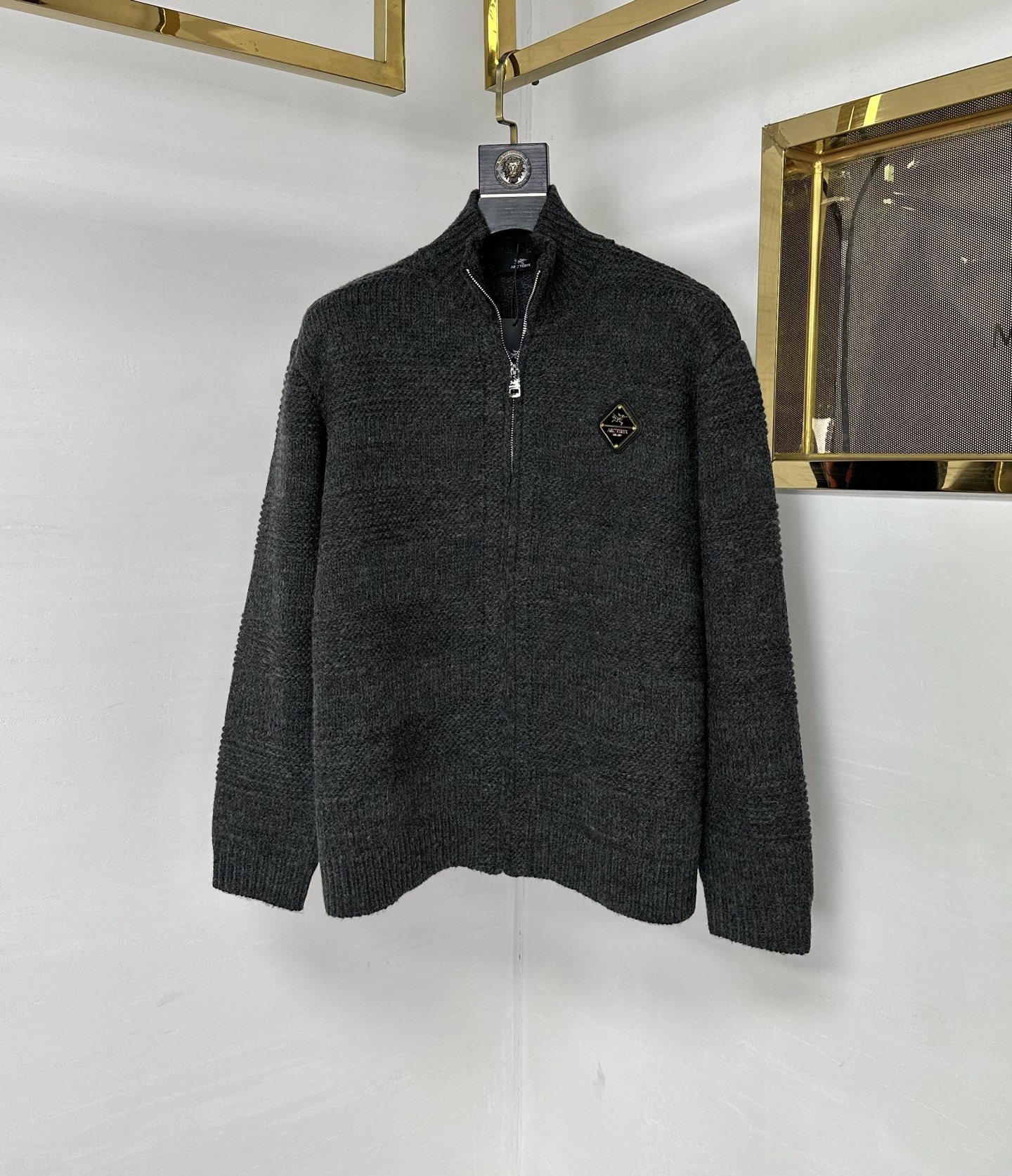 ARC 2025Ss秋冬新款男女同款高克重针织开衫，配色标识条纹工艺设计！钩织标识条纹修饰，设计经典配色