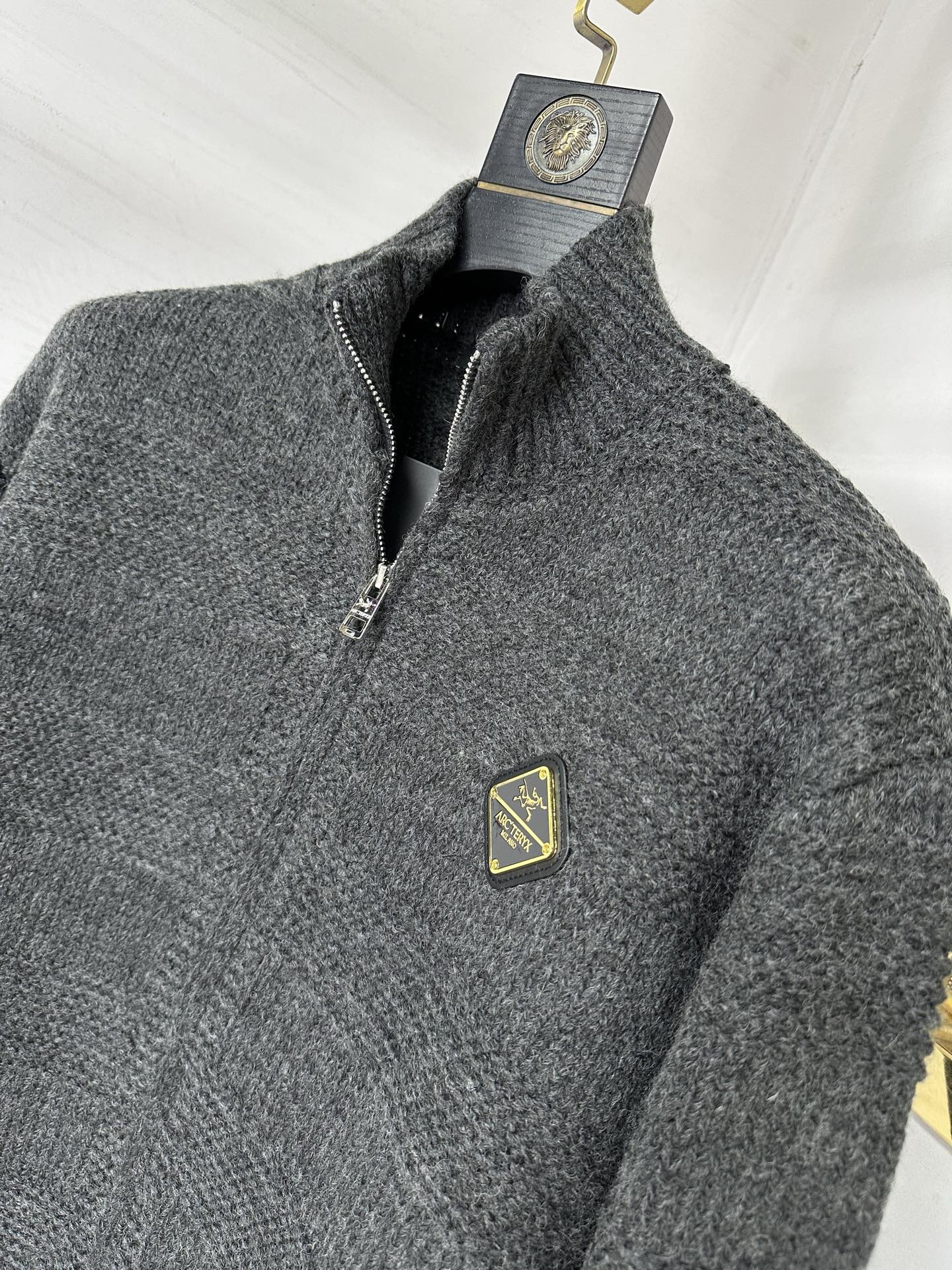 ARC 2025Ss秋冬新款男女同款高克重针织开衫，配色标识条纹工艺设计！钩织标识条纹修饰，设计经典配色