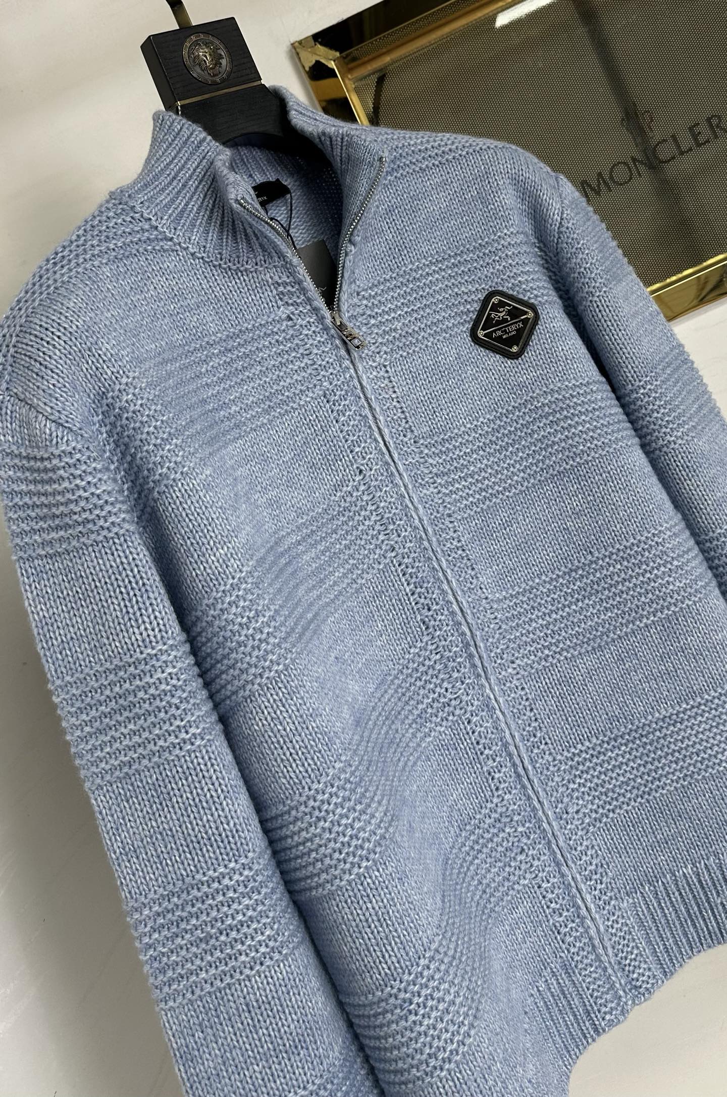 ARC 2025Ss秋冬新款男女同款高克重针织开衫，配色标识条纹工艺设计！钩织标识条纹修饰，设计经典配色