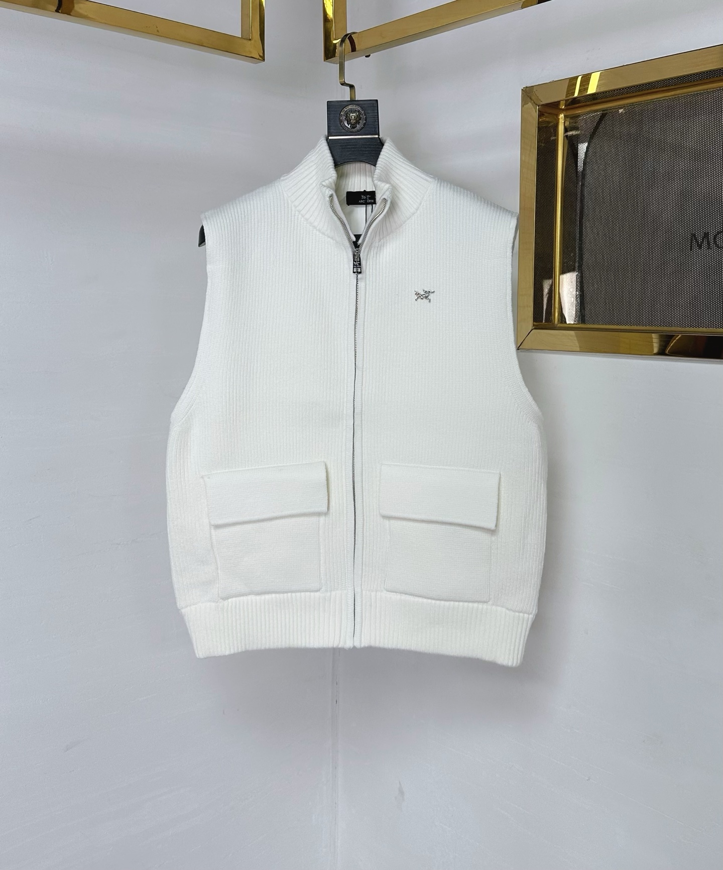 ARC 2025Ss秋冬新款男女同款高克重针织马甲，配色标识条纹工艺设计！钩织标识条纹修饰，设计经典配色