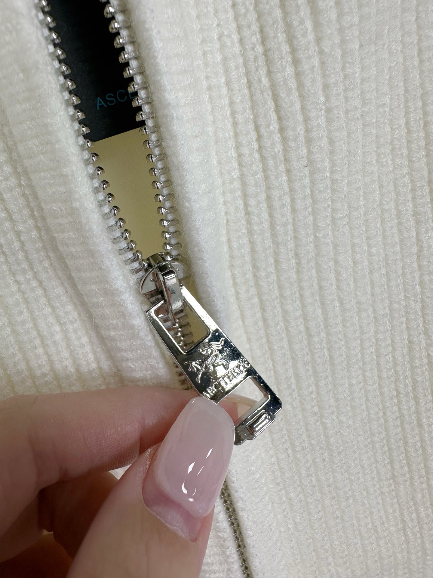 ARC 2025Ss秋冬新款男女同款高克重针织马甲，配色标识条纹工艺设计！钩织标识条纹修饰，设计经典配色