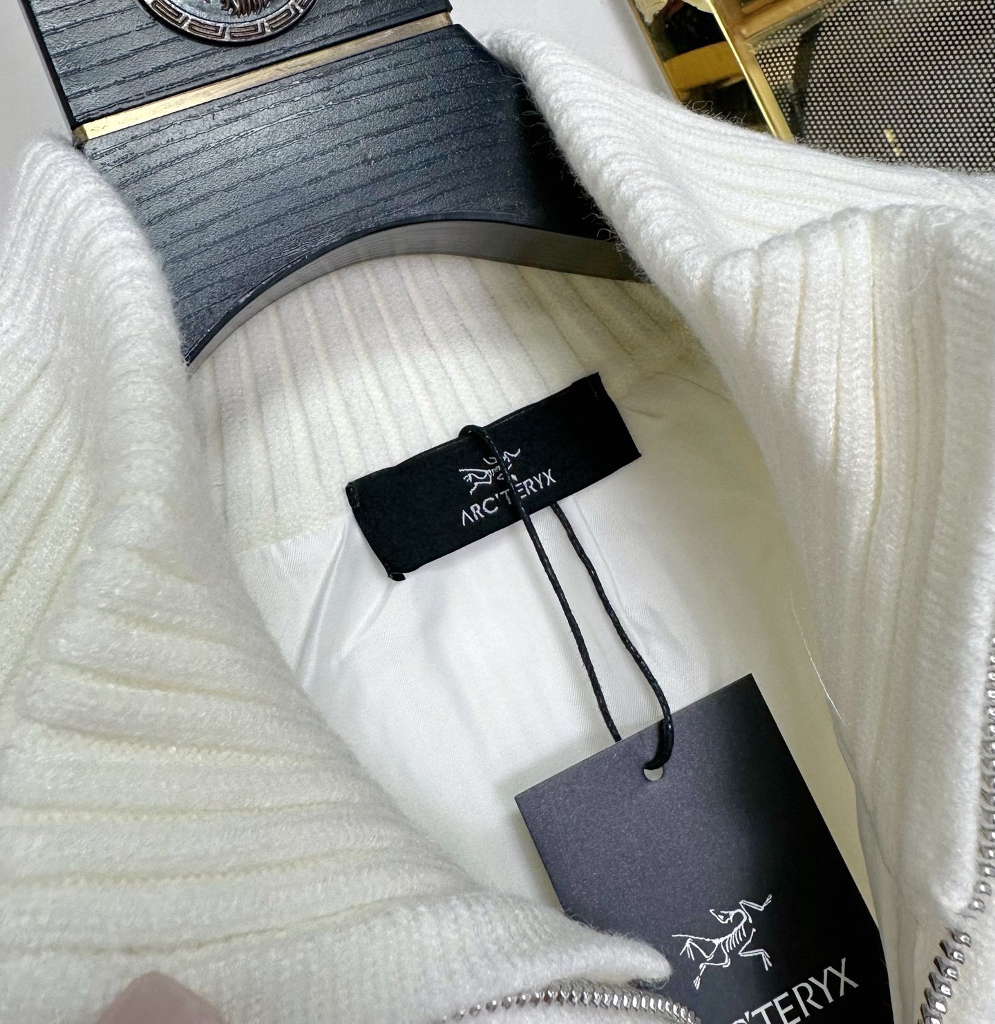 ARC 2025Ss秋冬新款男女同款高克重针织马甲，配色标识条纹工艺设计！钩织标识条纹修饰，设计经典配色