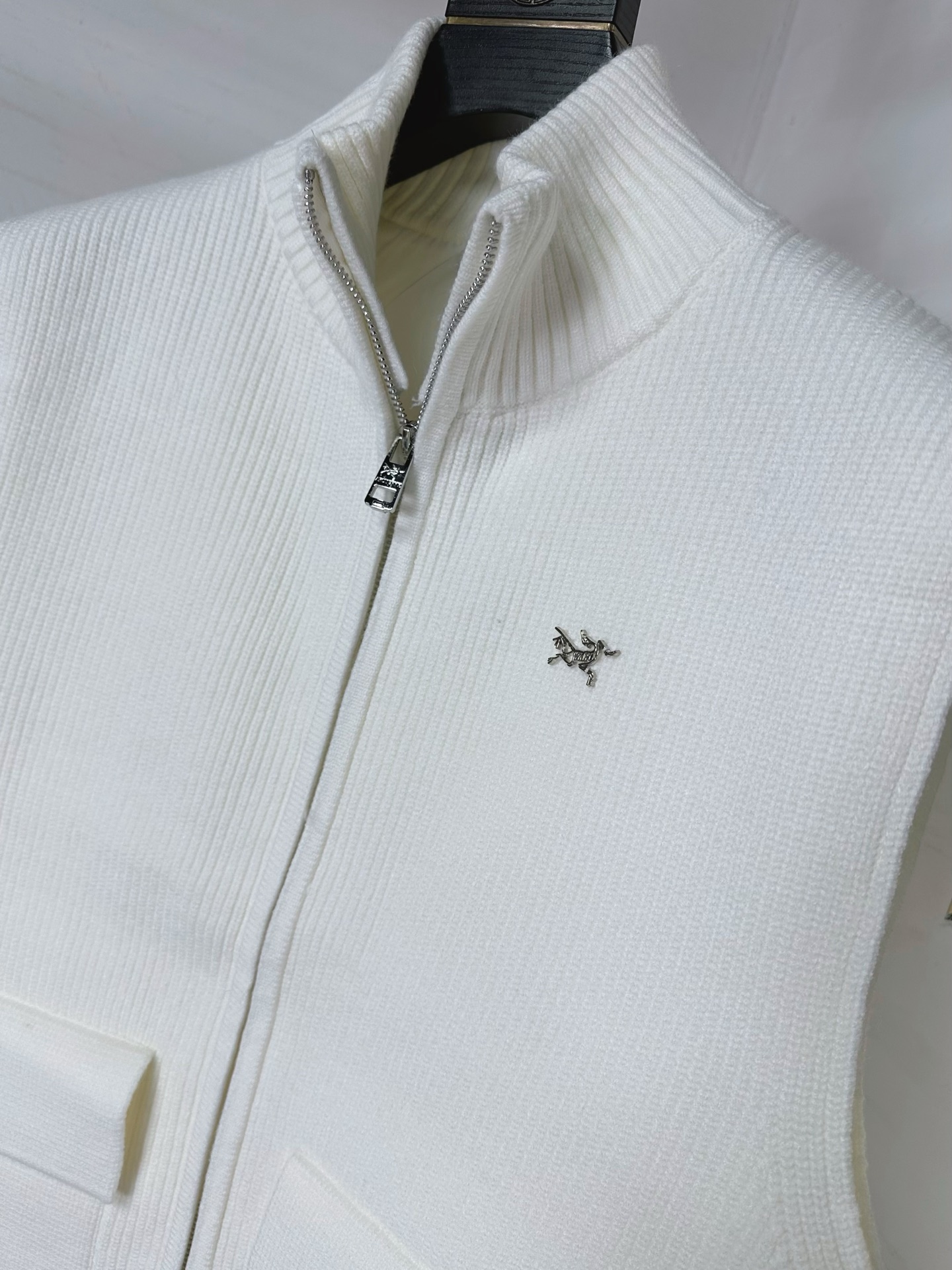 ARC 2025Ss秋冬新款男女同款高克重针织马甲，配色标识条纹工艺设计！钩织标识条纹修饰，设计经典配色