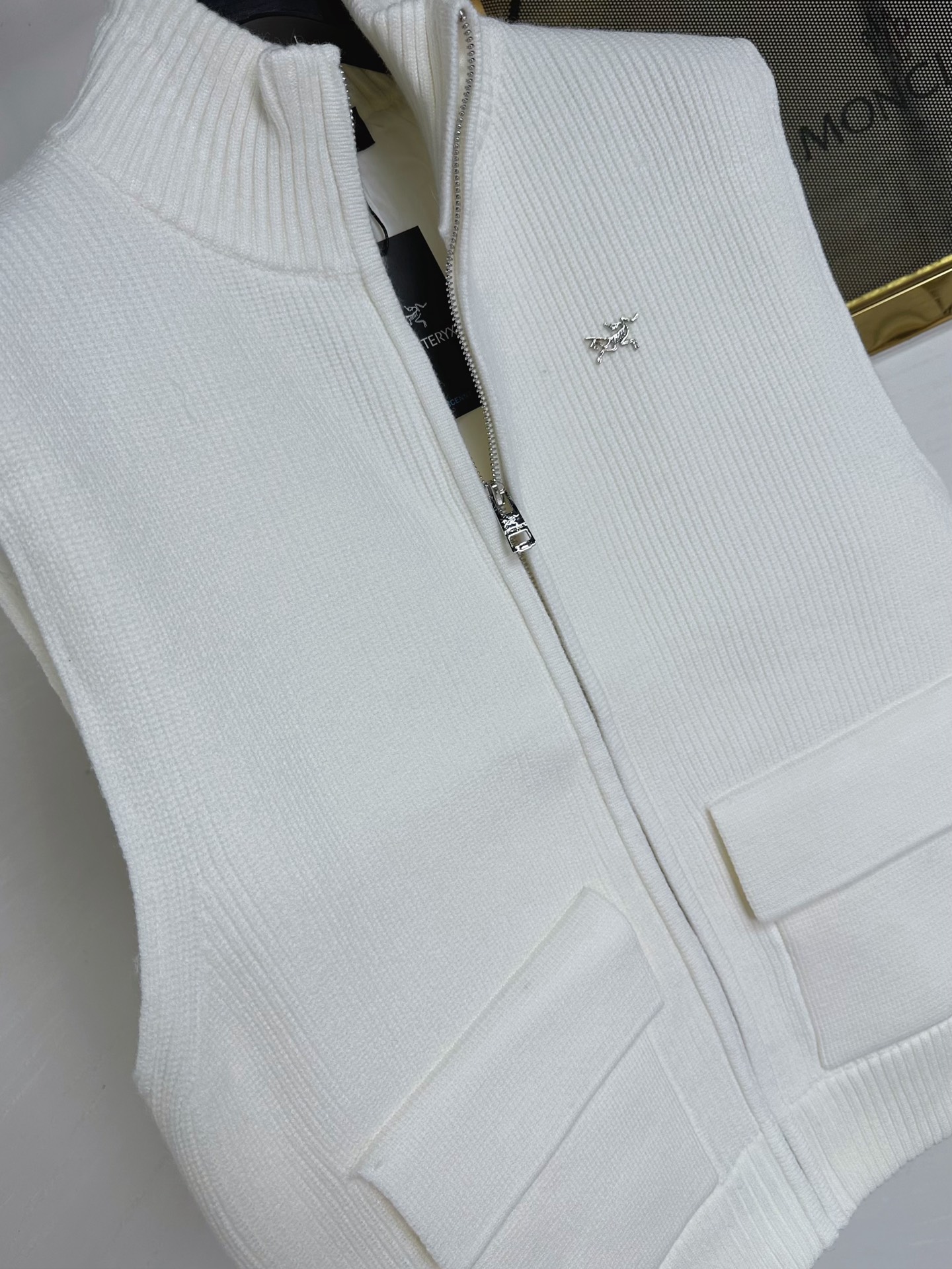 ARC 2025Ss秋冬新款男女同款高克重针织马甲，配色标识条纹工艺设计！钩织标识条纹修饰，设计经典配色