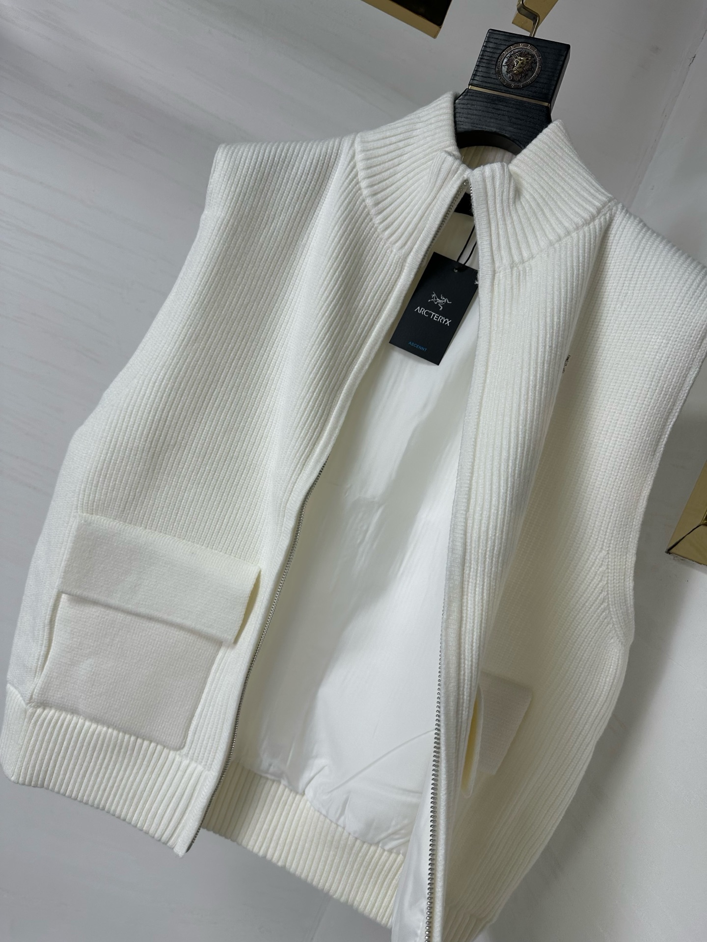 ARC 2025Ss秋冬新款男女同款高克重针织马甲，配色标识条纹工艺设计！钩织标识条纹修饰，设计经典配色