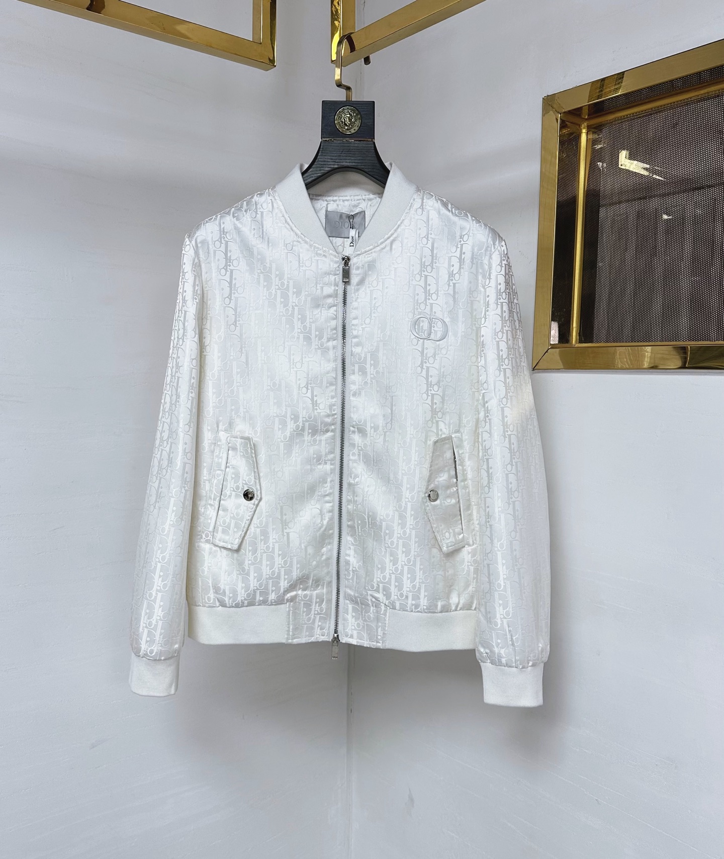 NO:952556,CD 2025 new autumn and winter jacket. Original 1:1 customized hardware accessories, all imported and original customization. Welcome to compare at the counter. Super soft, super heavy fabric, perfect workmanship. Pay attention to the fabric and super comfortable. Exclusive model. Non-market goods. Size M-3XL,, jackets & coats,19860909CD 2025秋冬新款夹克 原版1:1订制五金配件全进口原版定制 欢迎专柜对比 超柔软 超级重面料做工杠杠的版型完美 注意面料超舒服 独家款 非市场货 码数M-3XL,,jackets & coats,,Men's clothing