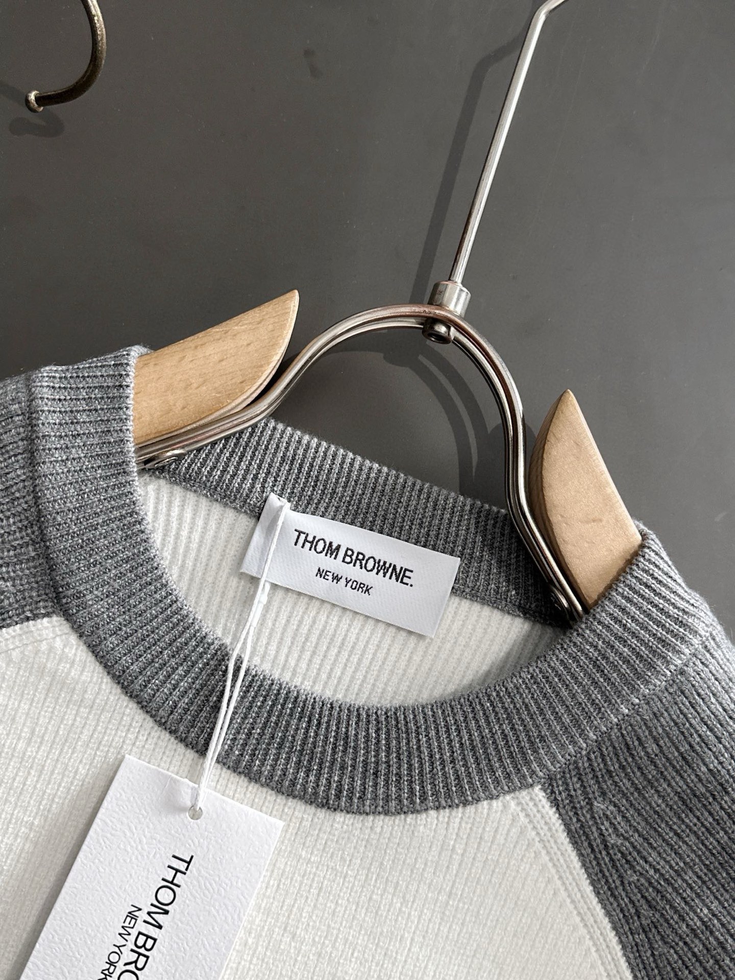 TB 25秋冬顶级版灰白拼色插肩袖双杆提花小狗牙刷绣男女同款纯棉圆领羊毛衫，专柜一摸一样打造顶级款，时尚