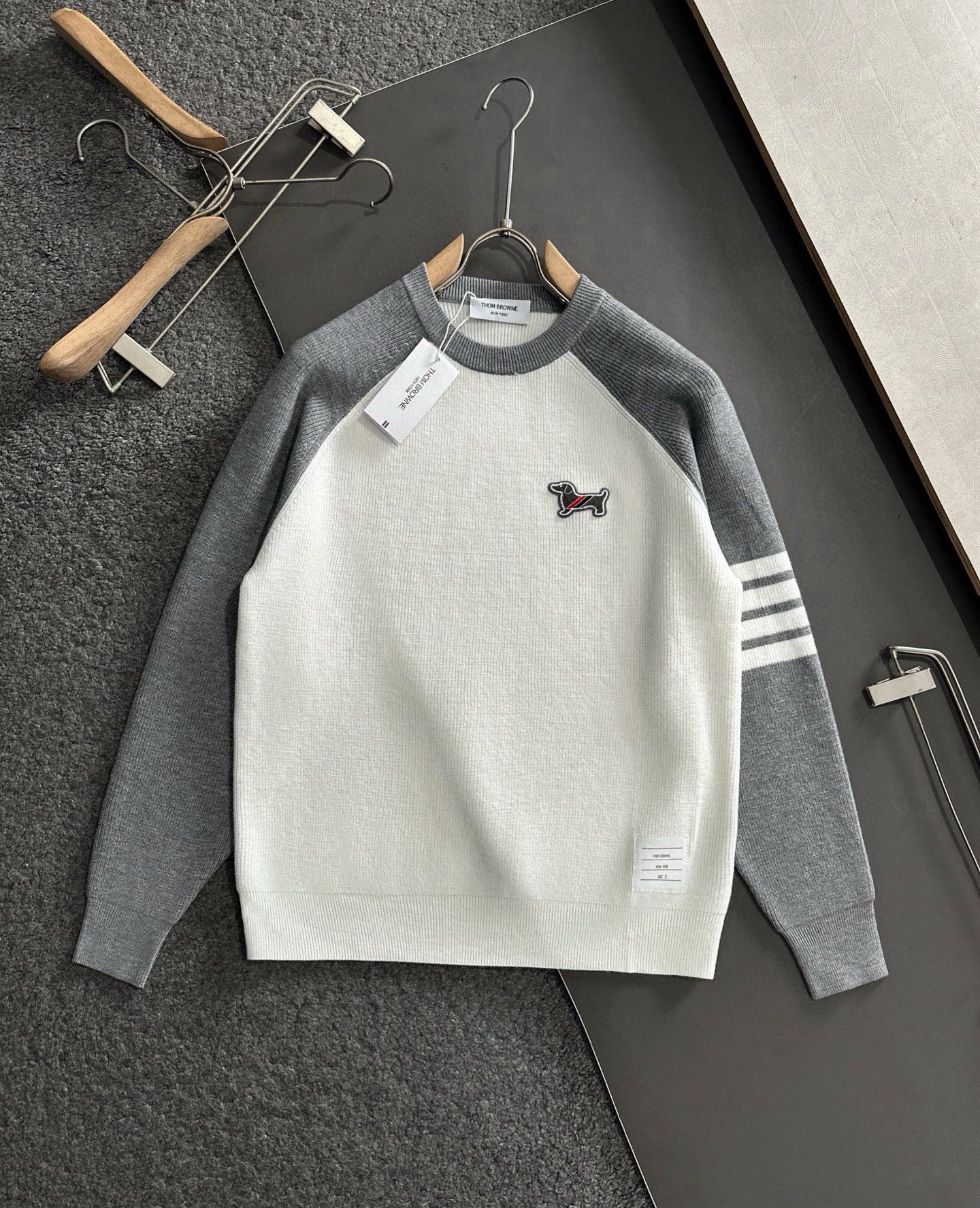TB 25秋冬顶级版灰白拼色插肩袖双杆提花小狗牙刷绣男女同款纯棉圆领羊毛衫，专柜一摸一样打造顶级款，时尚