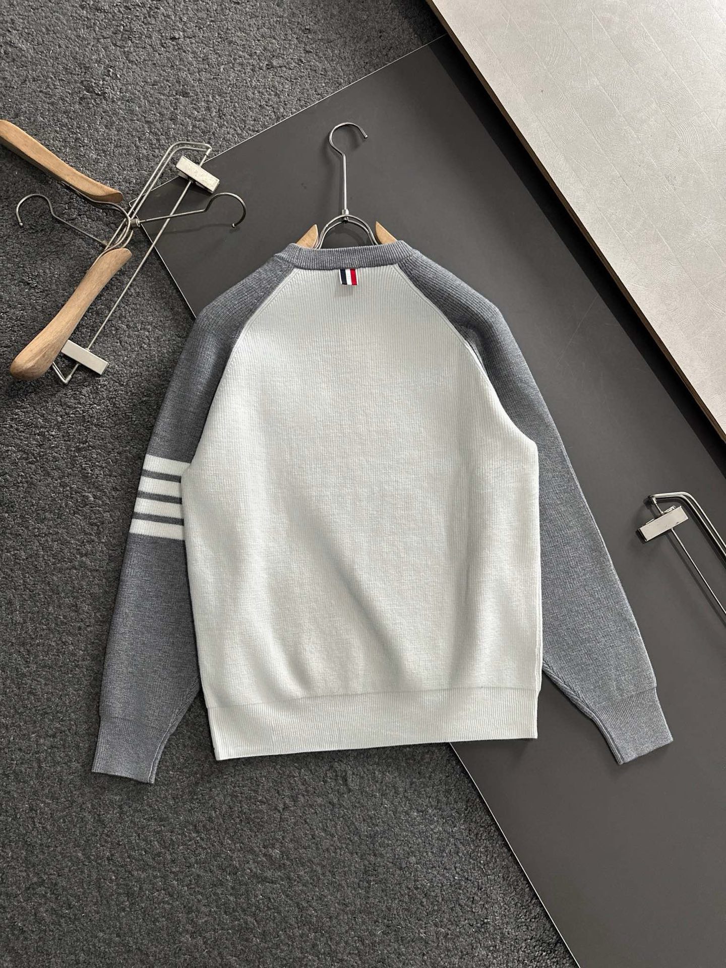 TB 25秋冬顶级版灰白拼色插肩袖双杆提花小狗牙刷绣男女同款纯棉圆领羊毛衫，专柜一摸一样打造顶级款，时尚