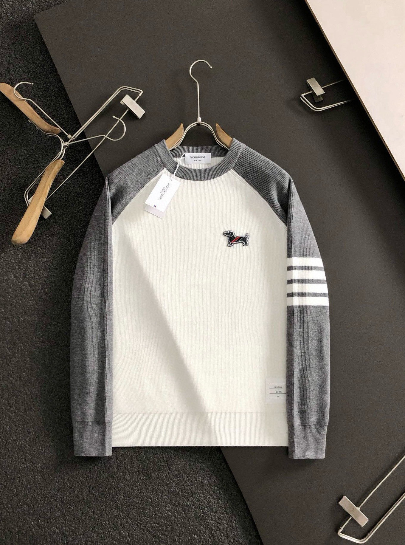 TB 25秋冬顶级版灰白拼色插肩袖双杆提花小狗牙刷绣男女同款纯棉圆领羊毛衫，专柜一摸一样打造顶级款，时尚