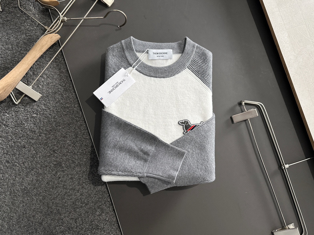 TB 25秋冬顶级版灰白拼色插肩袖双杆提花小狗牙刷绣男女同款纯棉圆领羊毛衫，专柜一摸一样打造顶级款，时尚