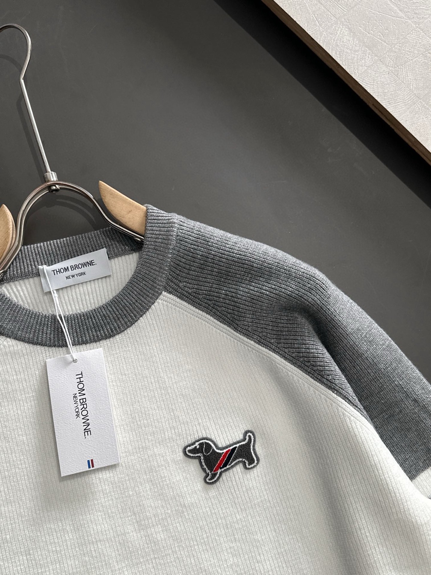 TB 25秋冬顶级版灰白拼色插肩袖双杆提花小狗牙刷绣男女同款纯棉圆领羊毛衫，专柜一摸一样打造顶级款，时尚