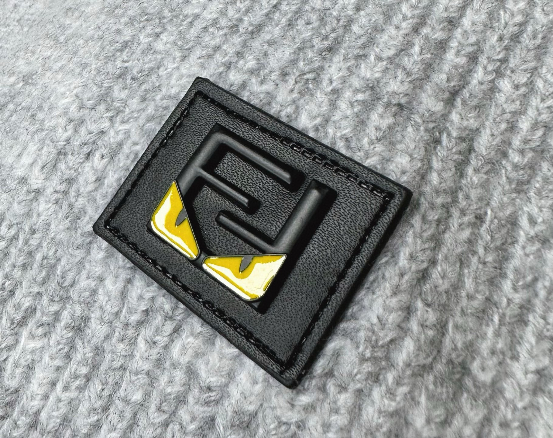 FD 2025SS秋冬新款半开衫翻领毛衣，专柜同步发售，采用羊毛混纺针织衫毛衣，经典黄色眼睛小怪兽五金l