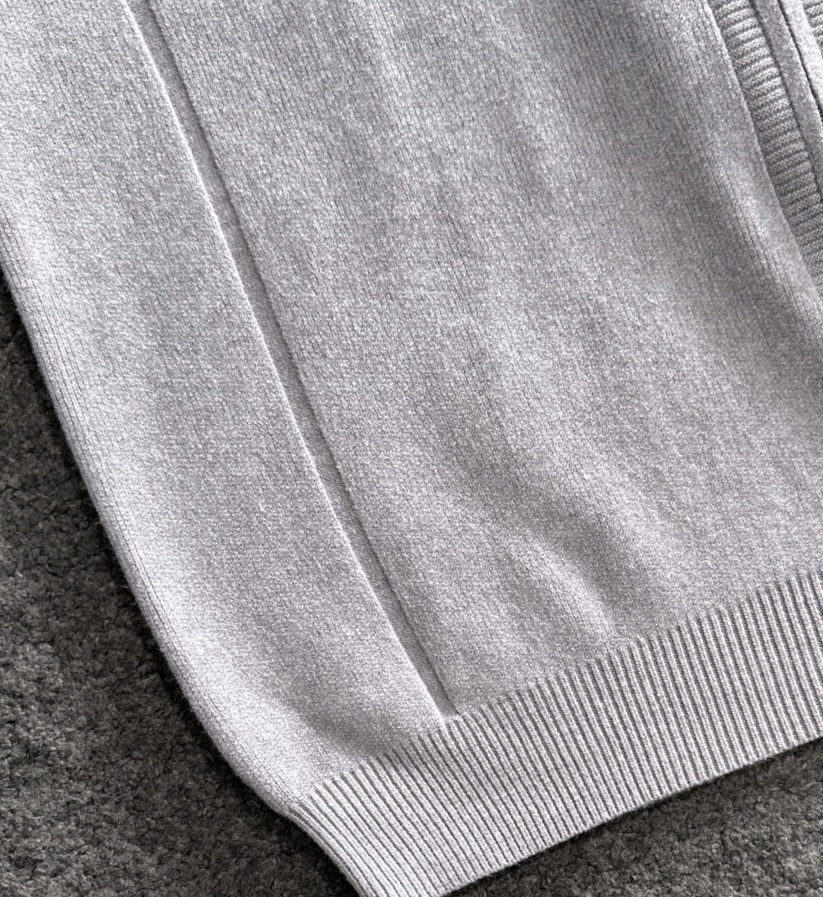 MON 2025SS秋冬新款开衫毛衣，专柜同步发售，采用羊毛混纺针织衫毛衣，经典logo，客供原版纽扣，