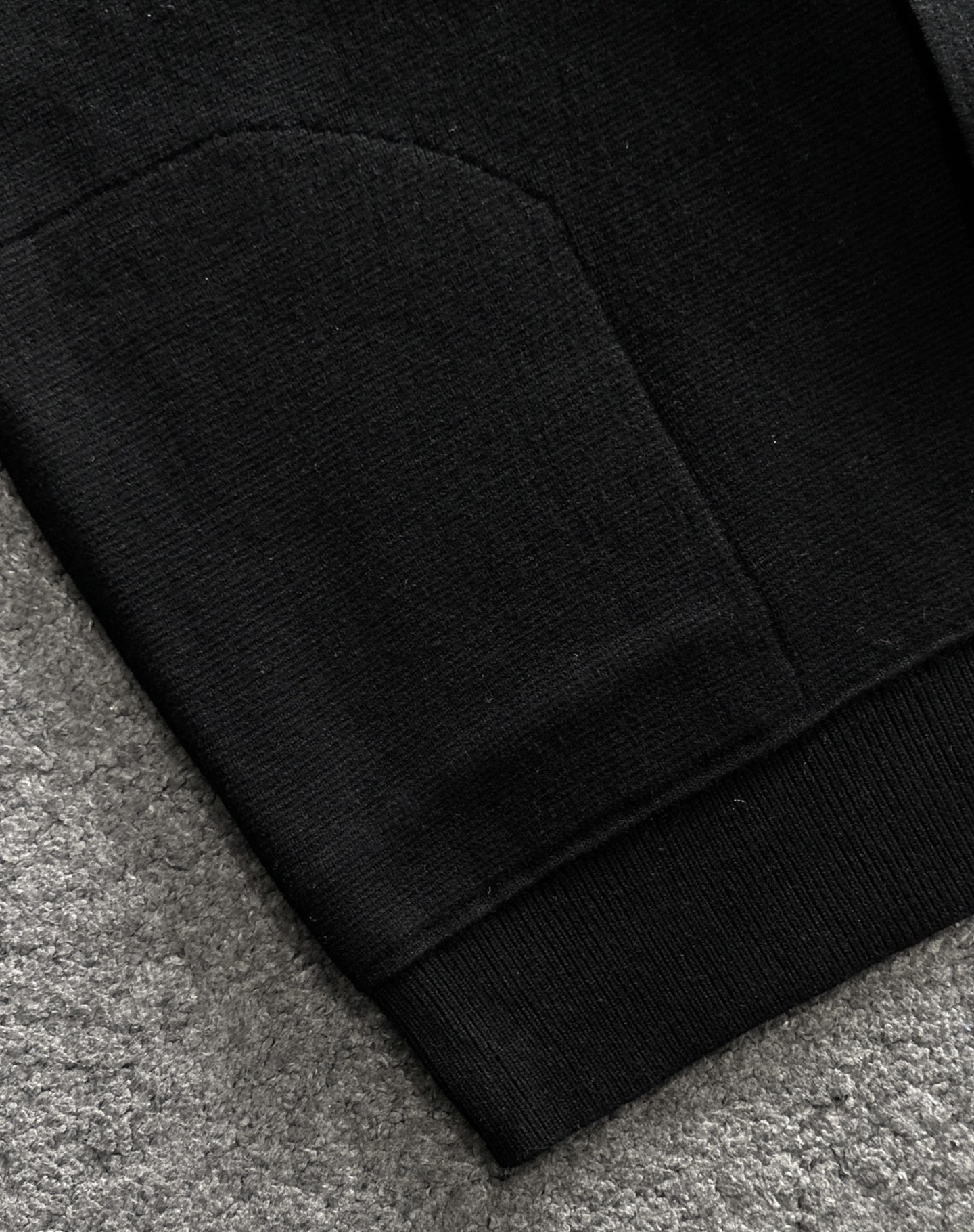 MIU MIU 2025秋冬最新品，专柜同步有售，原单狠货，时尚休闲针织开衫毛衣，上身舒适！吸睛而有亮点