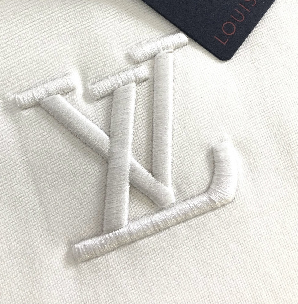 1V 2026SS早春新款重工刺绣工艺圆领T恤，定织定染双股280克重洗水面料，做工精细。男女同款宽松落