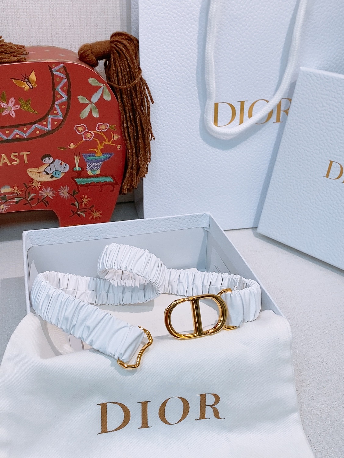 -Dior 经典简约腰带 黑色小羊皮材质 柔软有弹性 贴合腰身超舒适 双C标志搭配彩色水钻