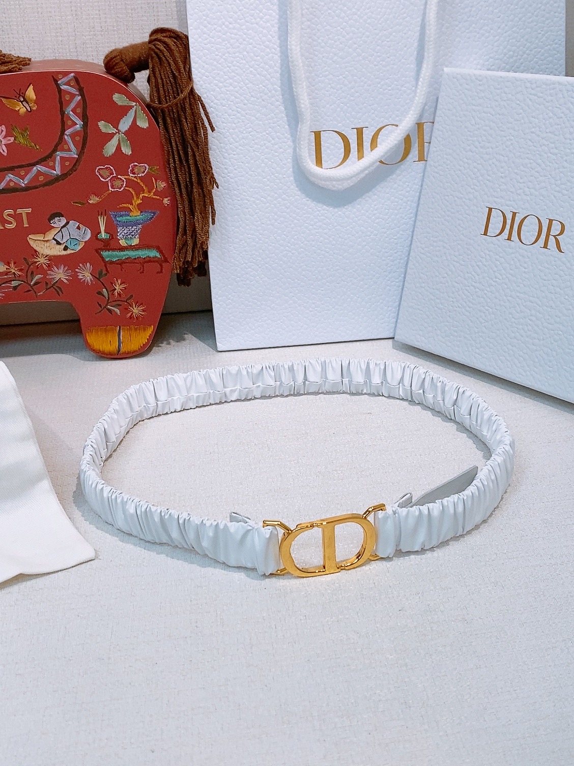 -Dior 经典简约腰带 黑色小羊皮材质 柔软有弹性 贴合腰身超舒适 双C标志搭配彩色水钻