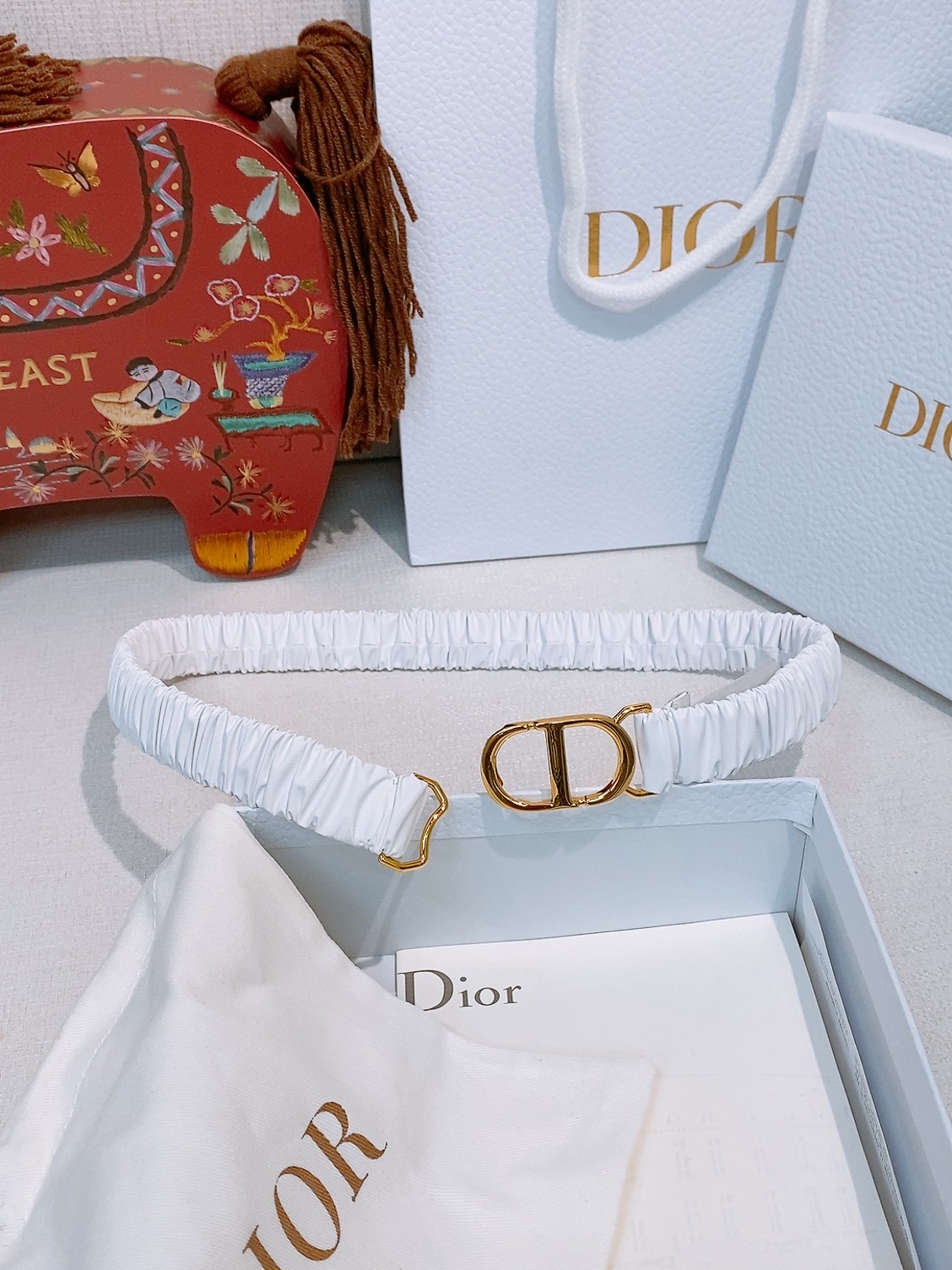 -Dior 经典简约腰带 黑色小羊皮材质 柔软有弹性 贴合腰身超舒适 双C标志搭配彩色水钻