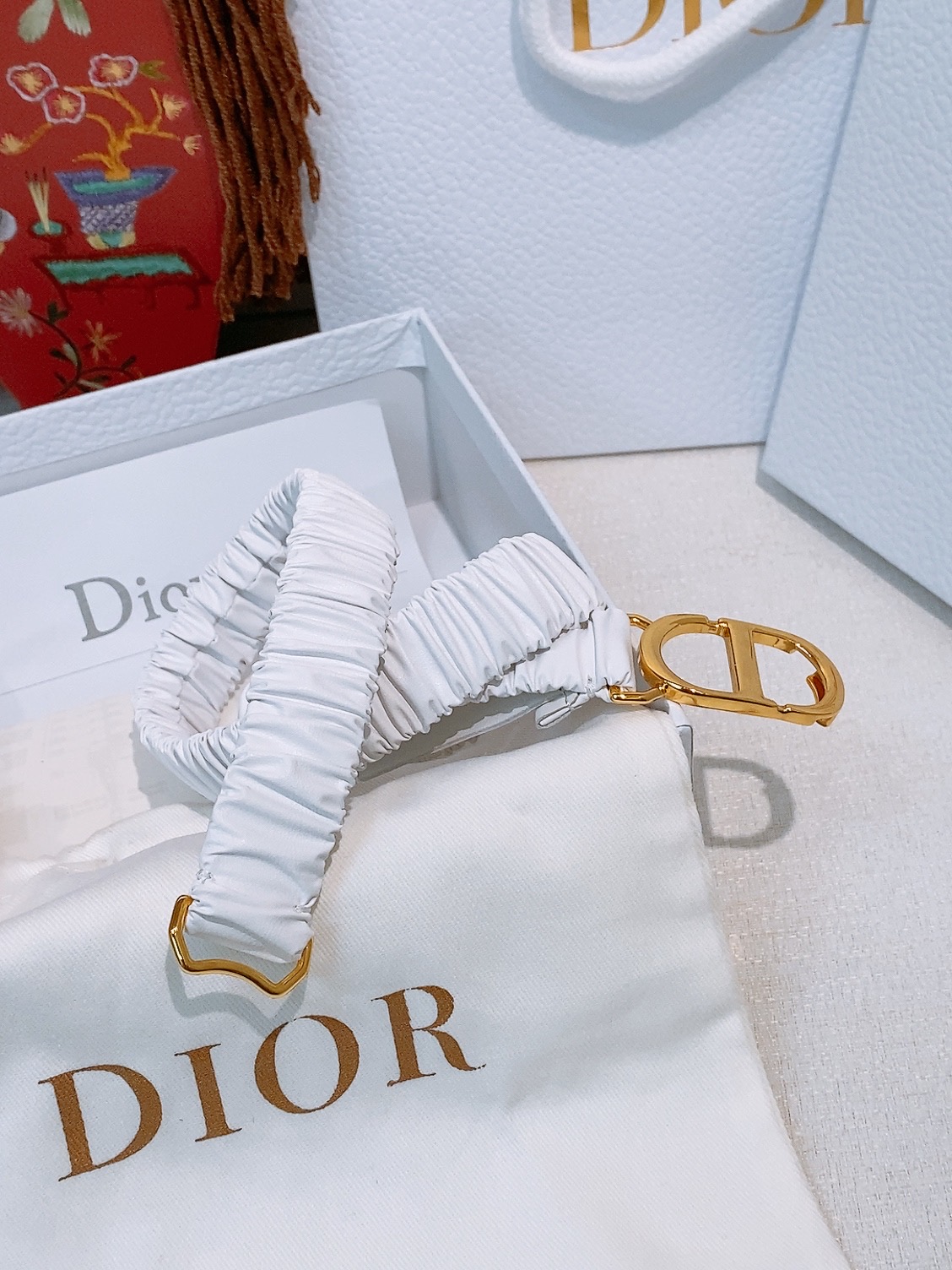 -Dior 经典简约腰带 黑色小羊皮材质 柔软有弹性 贴合腰身超舒适 双C标志搭配彩色水钻