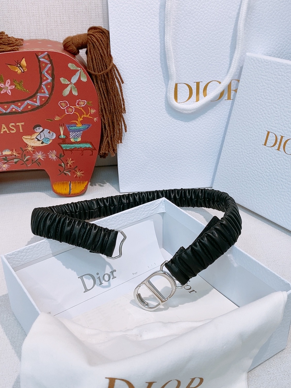 Dior 经典简约腰带 黑色小羊皮材质 柔软有弹性 贴合腰身超舒适 双C标志搭配彩色水钻 香槟金属底座