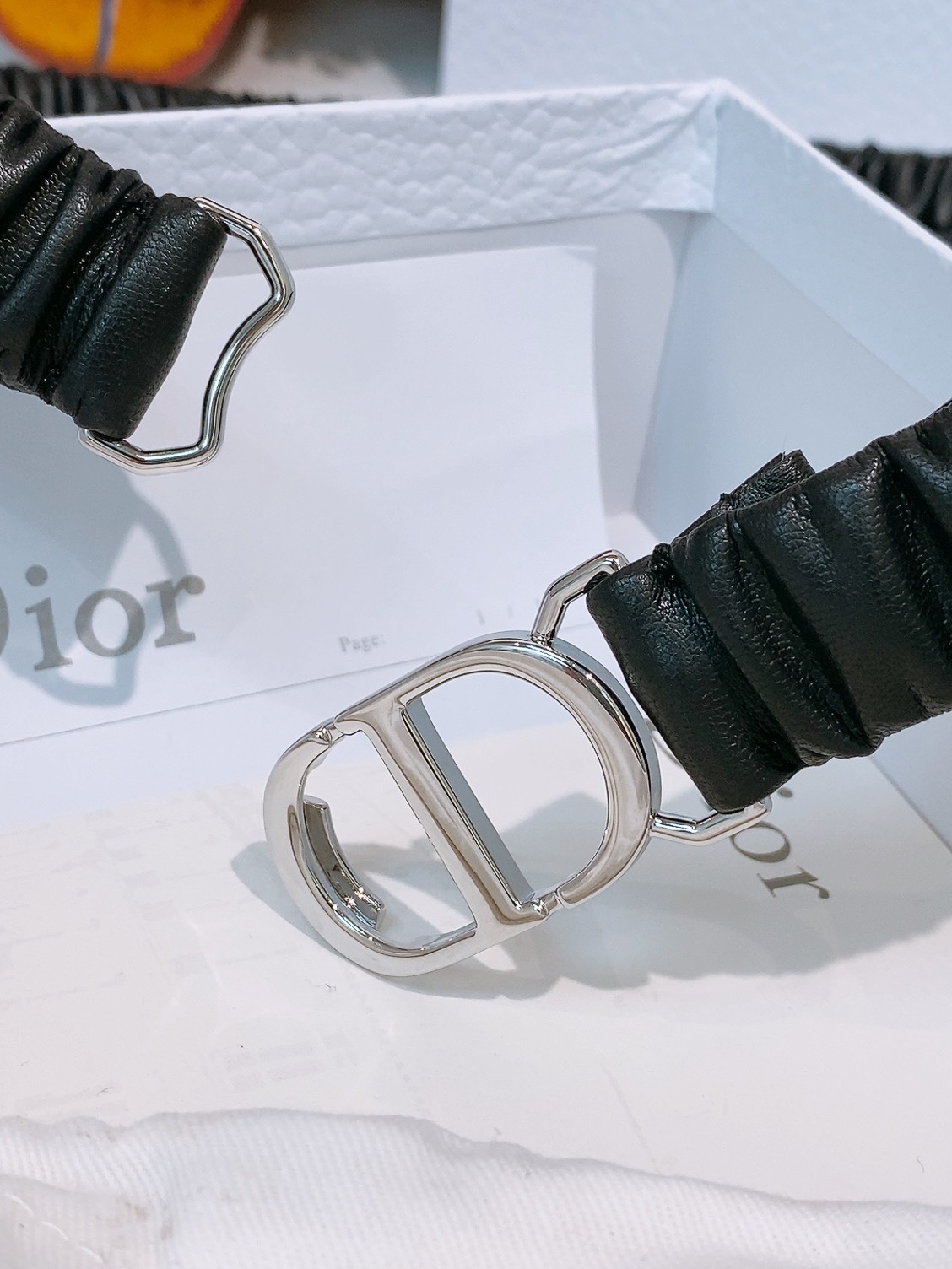 Dior 经典简约腰带 黑色小羊皮材质 柔软有弹性 贴合腰身超舒适 双C标志搭配彩色水钻 香槟金属底座