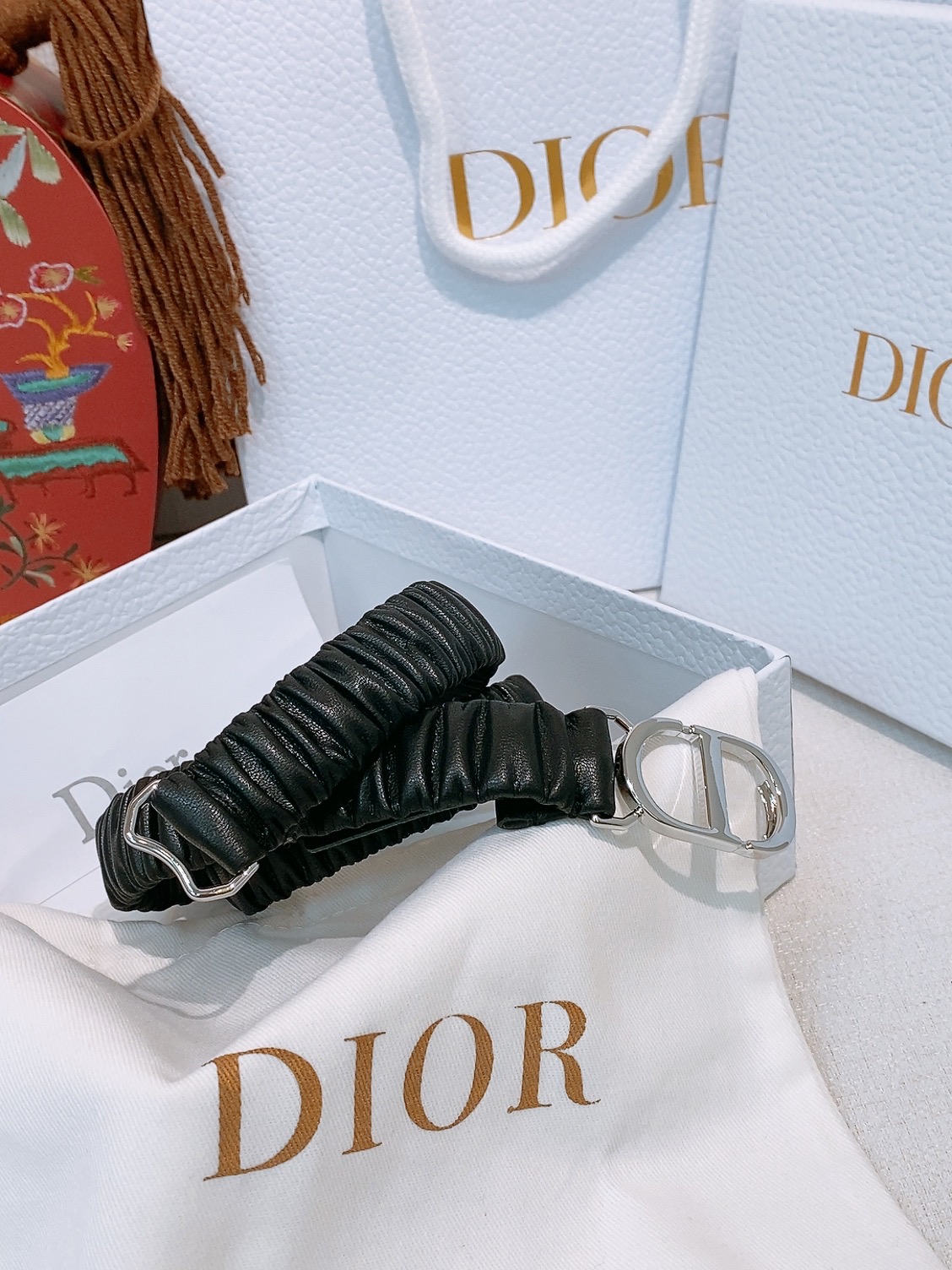 Dior 经典简约腰带 黑色小羊皮材质 柔软有弹性 贴合腰身超舒适 双C标志搭配彩色水钻 香槟金属底座