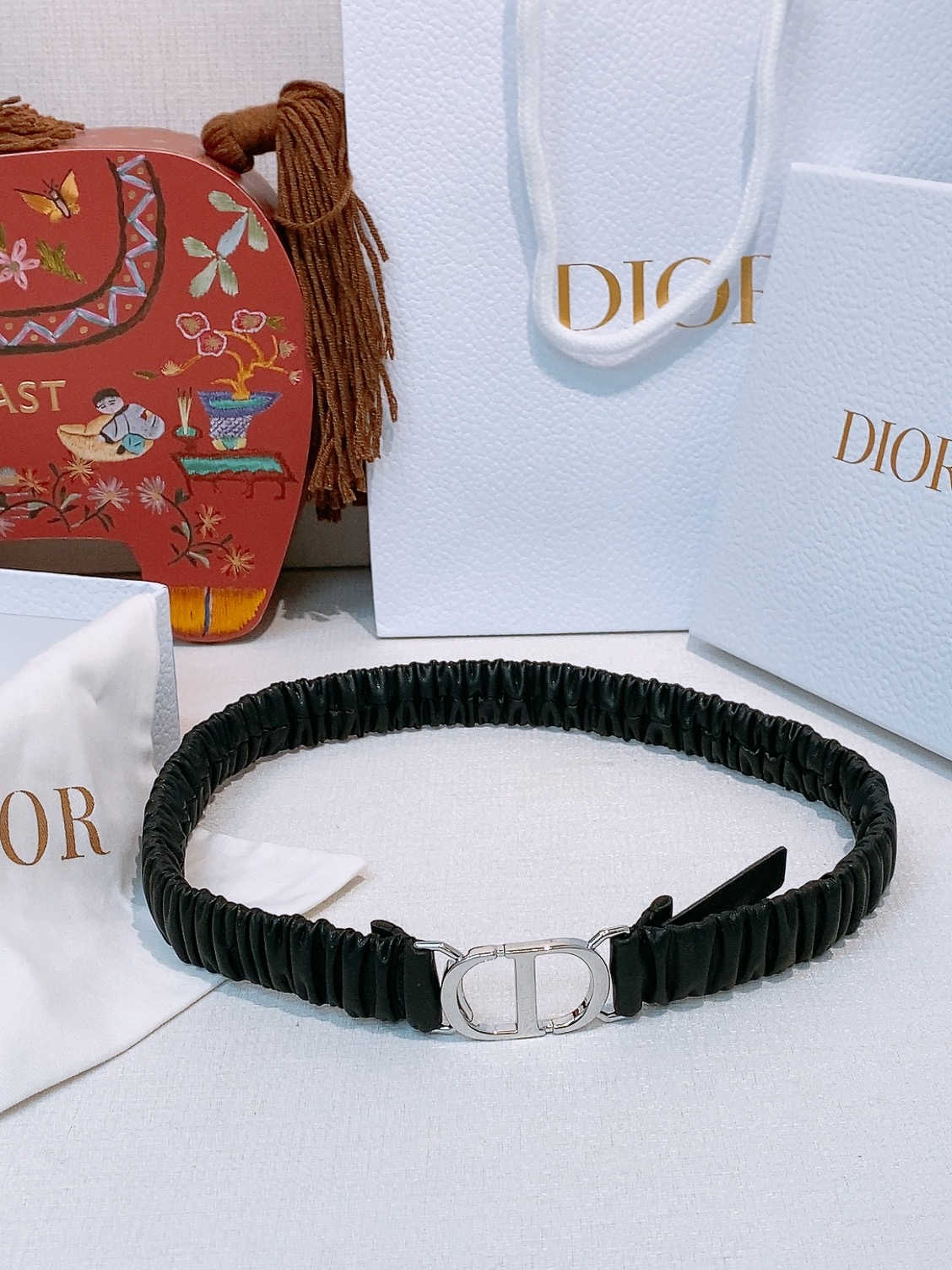 Dior 经典简约腰带 黑色小羊皮材质 柔软有弹性 贴合腰身超舒适 双C标志搭配彩色水钻 香槟金属底座