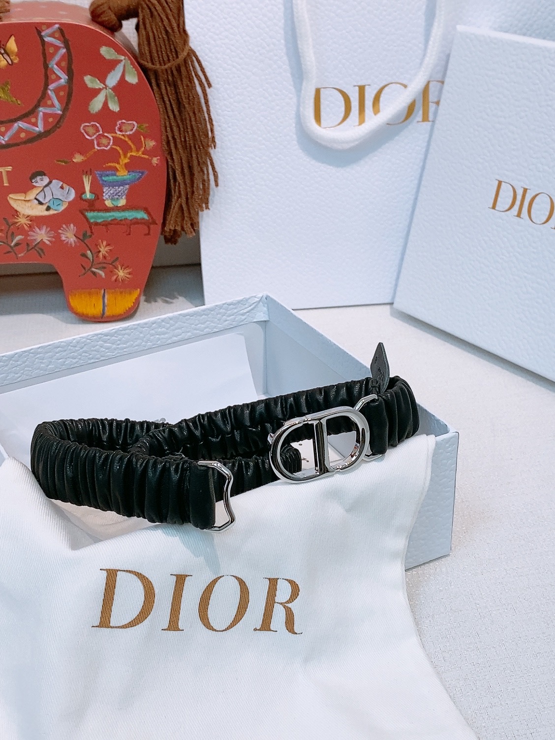 Dior 经典简约腰带 黑色小羊皮材质 柔软有弹性 贴合腰身超舒适 双C标志搭配彩色水钻 香槟金属底座