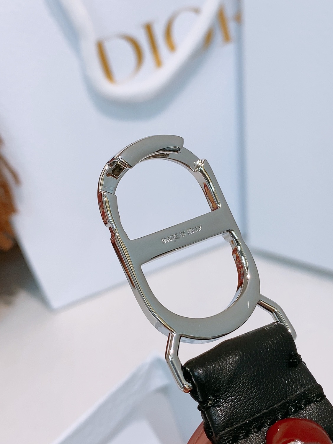 Dior 经典简约腰带 黑色小羊皮材质 柔软有弹性 贴合腰身超舒适 双C标志搭配彩色水钻 香槟金属底座