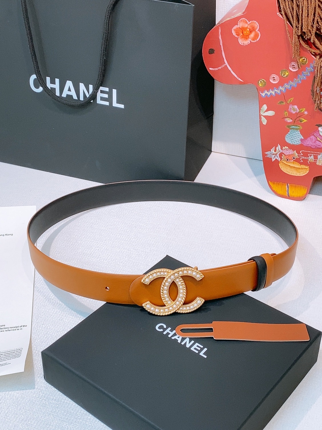 Ремень кожаный двусторонний с декоративной пряжкой Chanel