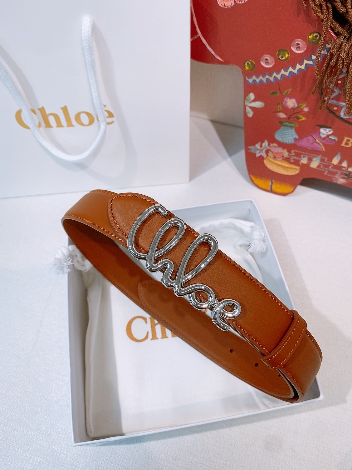 CHLOé ICONIC腰带采用小牛皮制成 配以一个可拆卸金色黄铜材质搭扣-Top High Quatity Cheap Sneakers Fashion Clothing Clothes Bags handbags Shoes of all Brand wholesale With The best Quality And Beautiful Price from China Factory Chinese suppliers wholesaler seller CHLOé ICONIC腰带采用小牛皮制成 配以一个可拆卸金色黄铜材质搭扣