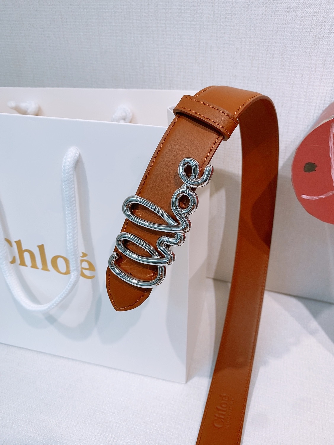 CHLOé ICONIC腰带采用小牛皮制成 配以一个可拆卸金色黄铜材质搭扣-Top High Quatity Cheap Sneakers Fashion Clothing Clothes Bags handbags Shoes of all Brand wholesale With The best Quality And Beautiful Price from China Factory Chinese suppliers wholesaler seller CHLOé ICONIC腰带采用小牛皮制成 配以一个可拆卸金色黄铜材质搭扣