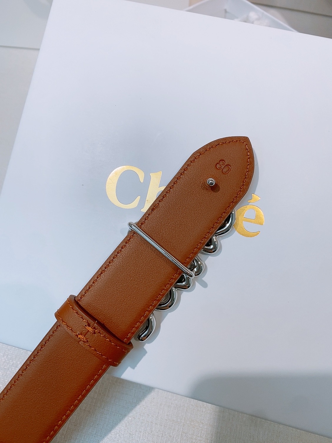 CHLOé ICONIC腰带采用小牛皮制成 配以一个可拆卸金色黄铜材质搭扣-Top High Quatity Cheap Sneakers Fashion Clothing Clothes Bags handbags Shoes of all Brand wholesale With The best Quality And Beautiful Price from China Factory Chinese suppliers wholesaler seller CHLOé ICONIC腰带采用小牛皮制成 配以一个可拆卸金色黄铜材质搭扣